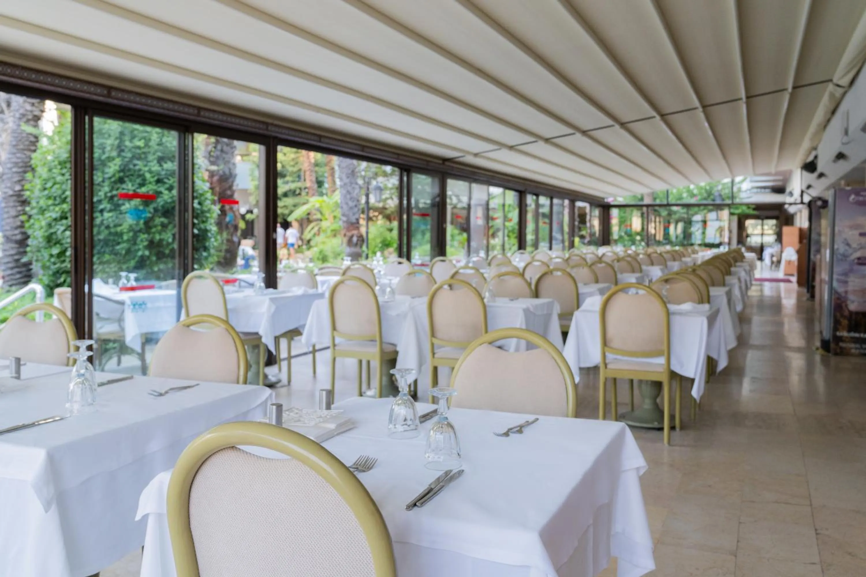 Restaurant/places to eat in Hotel Aqua