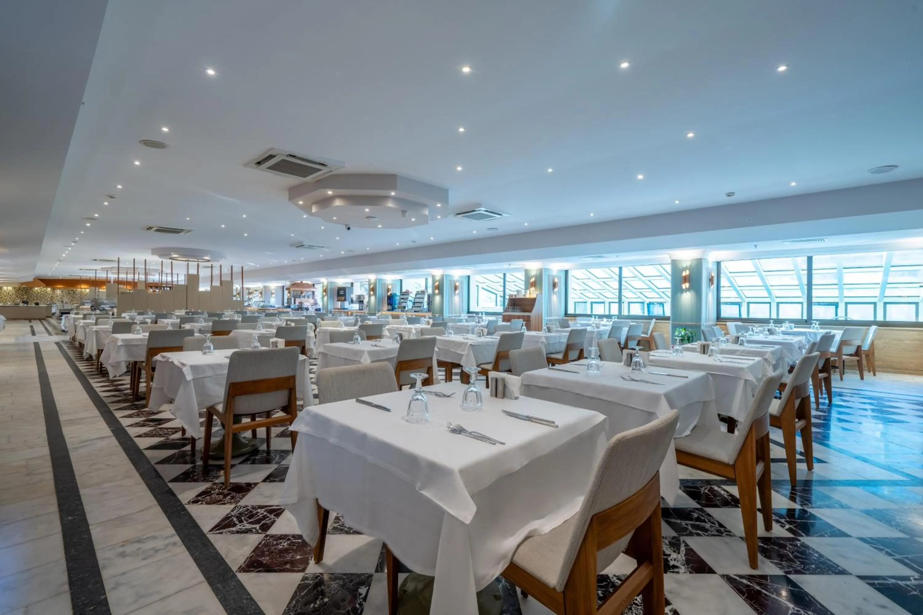 Restaurant/places to eat in Hotel Aqua