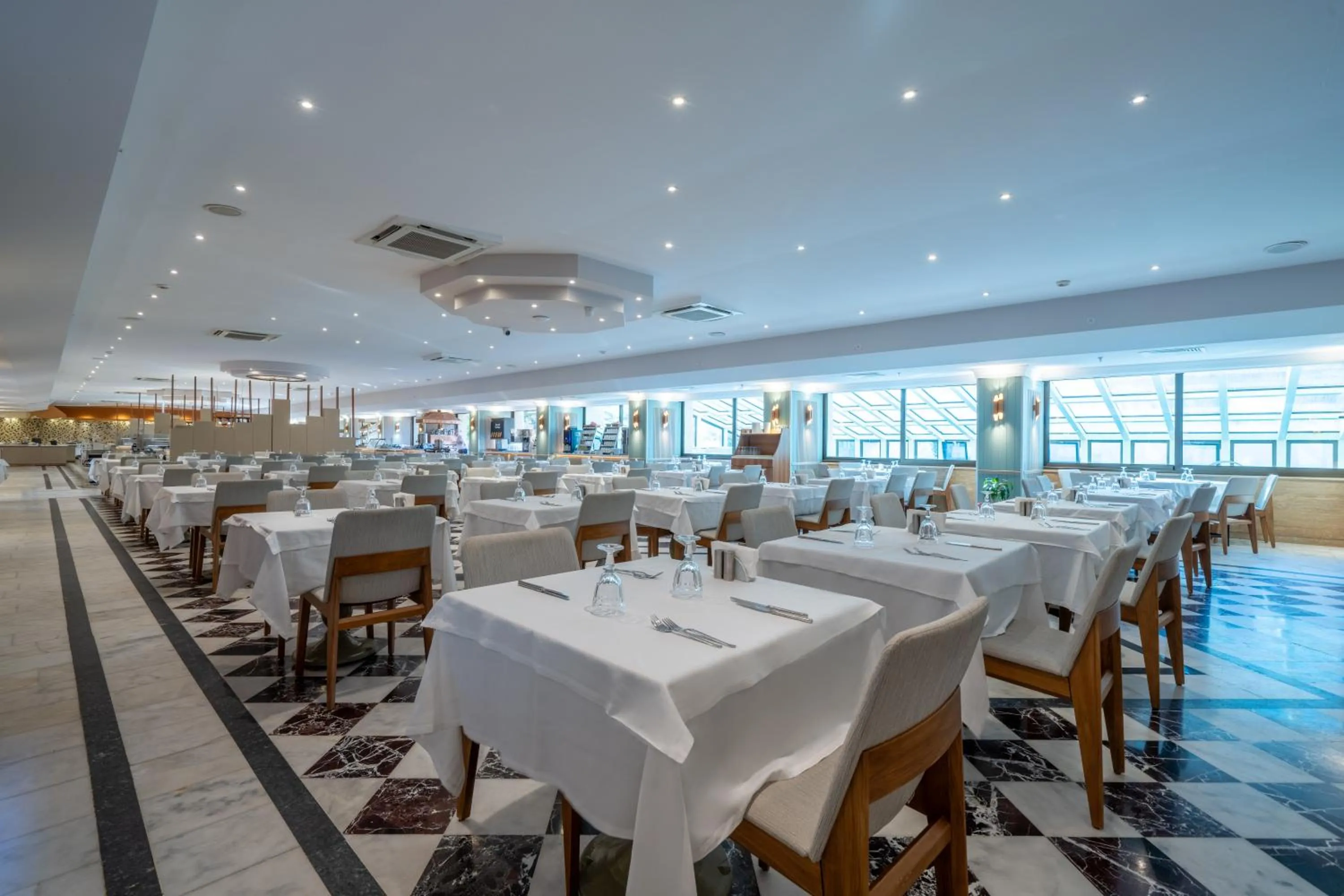 Restaurant/places to eat in Hotel Aqua