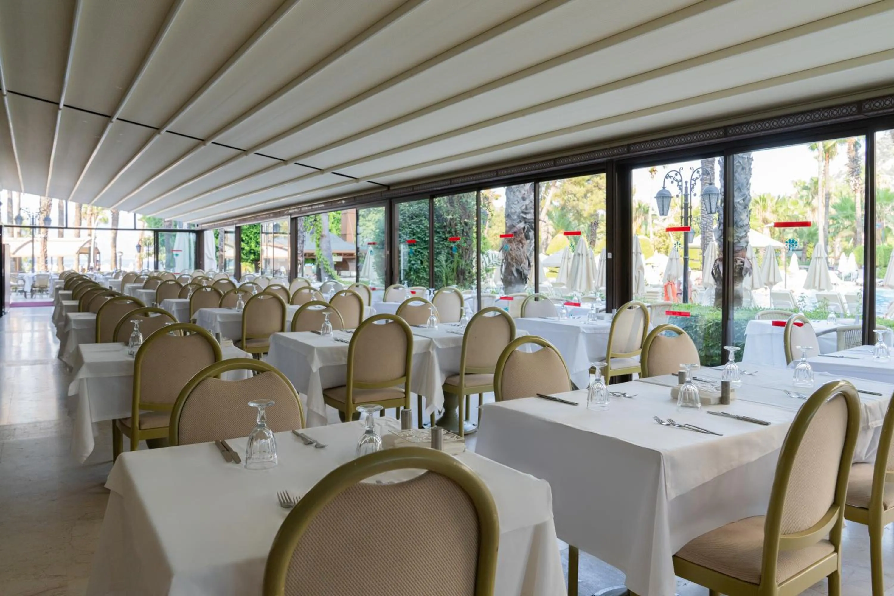 Restaurant/places to eat in Hotel Aqua