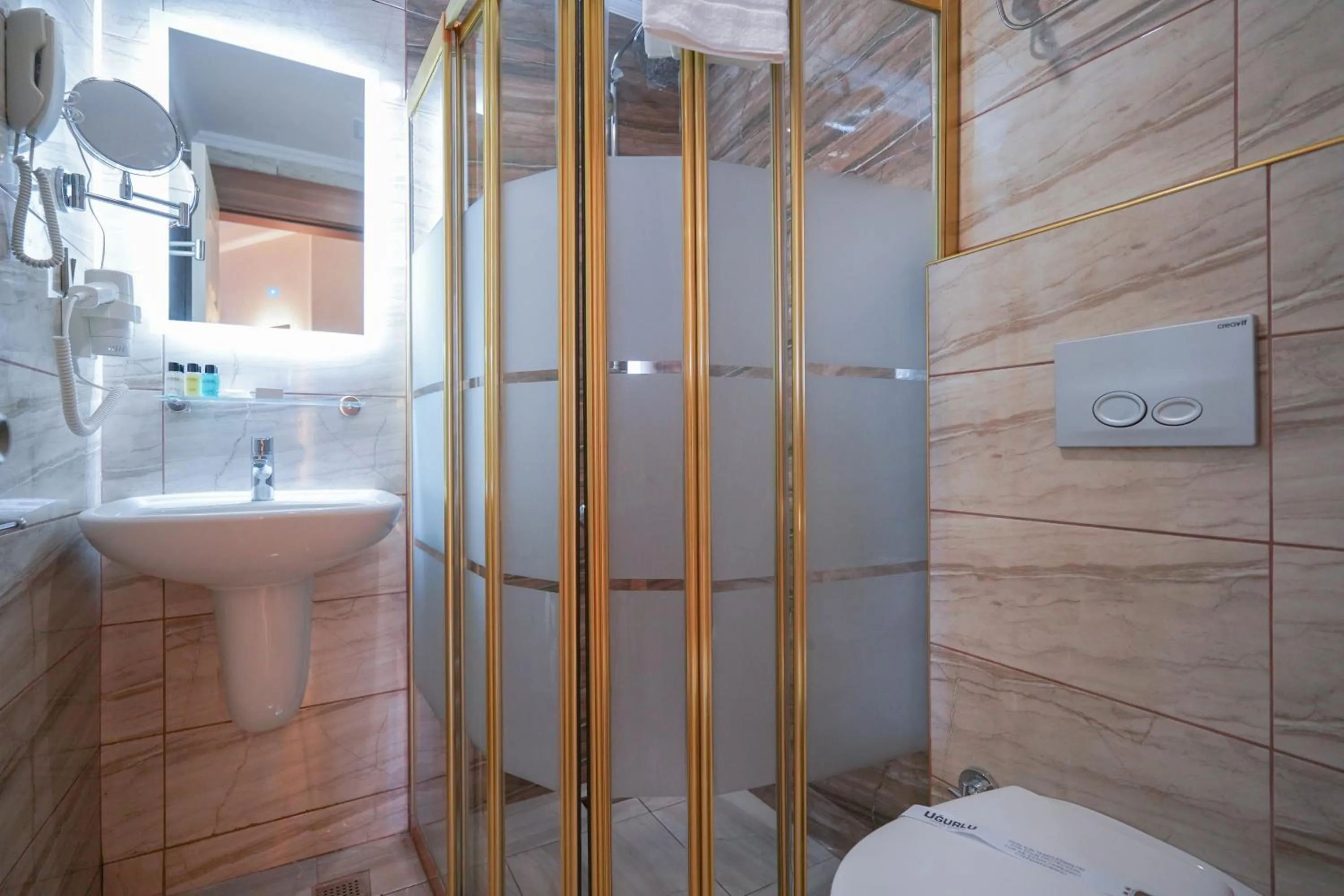 Bathroom in Ugurlu Hotel