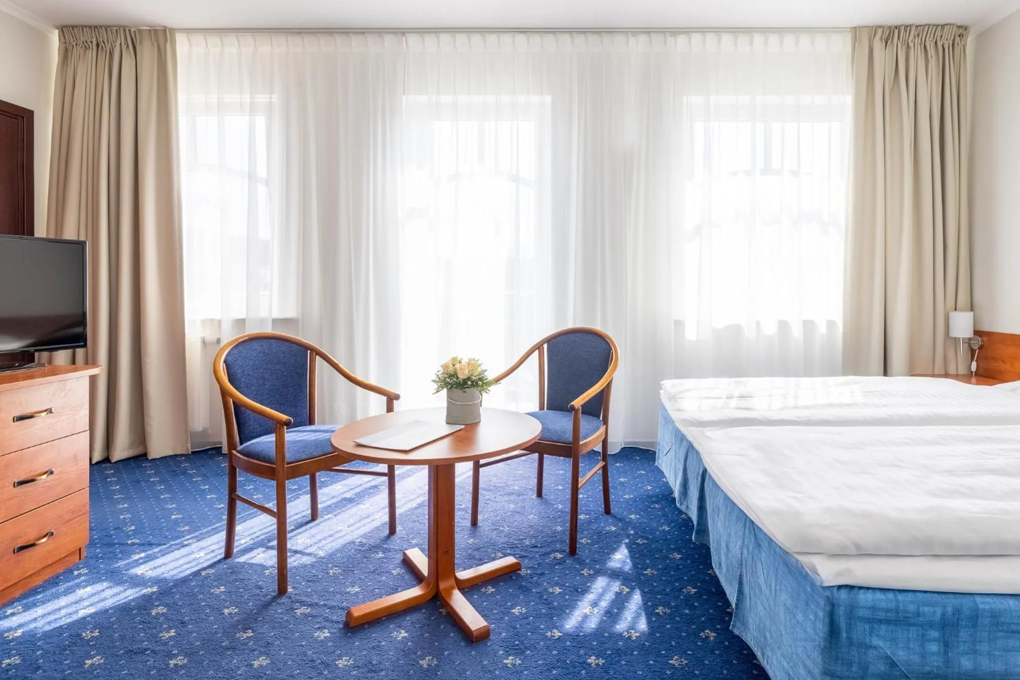 Photo of the whole room, Bed in Marina