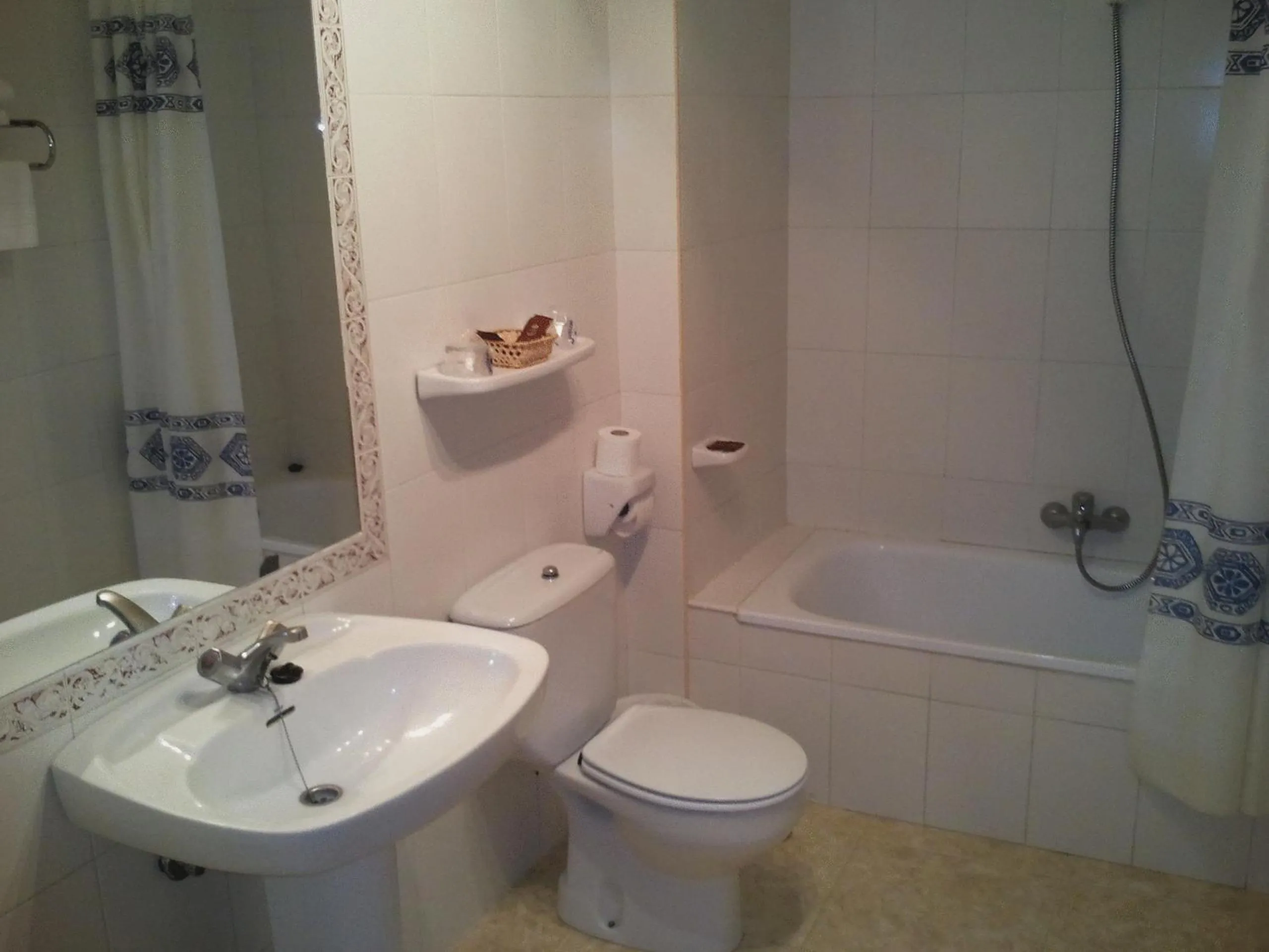 Bathroom in Hotel Castillo de Montemayor