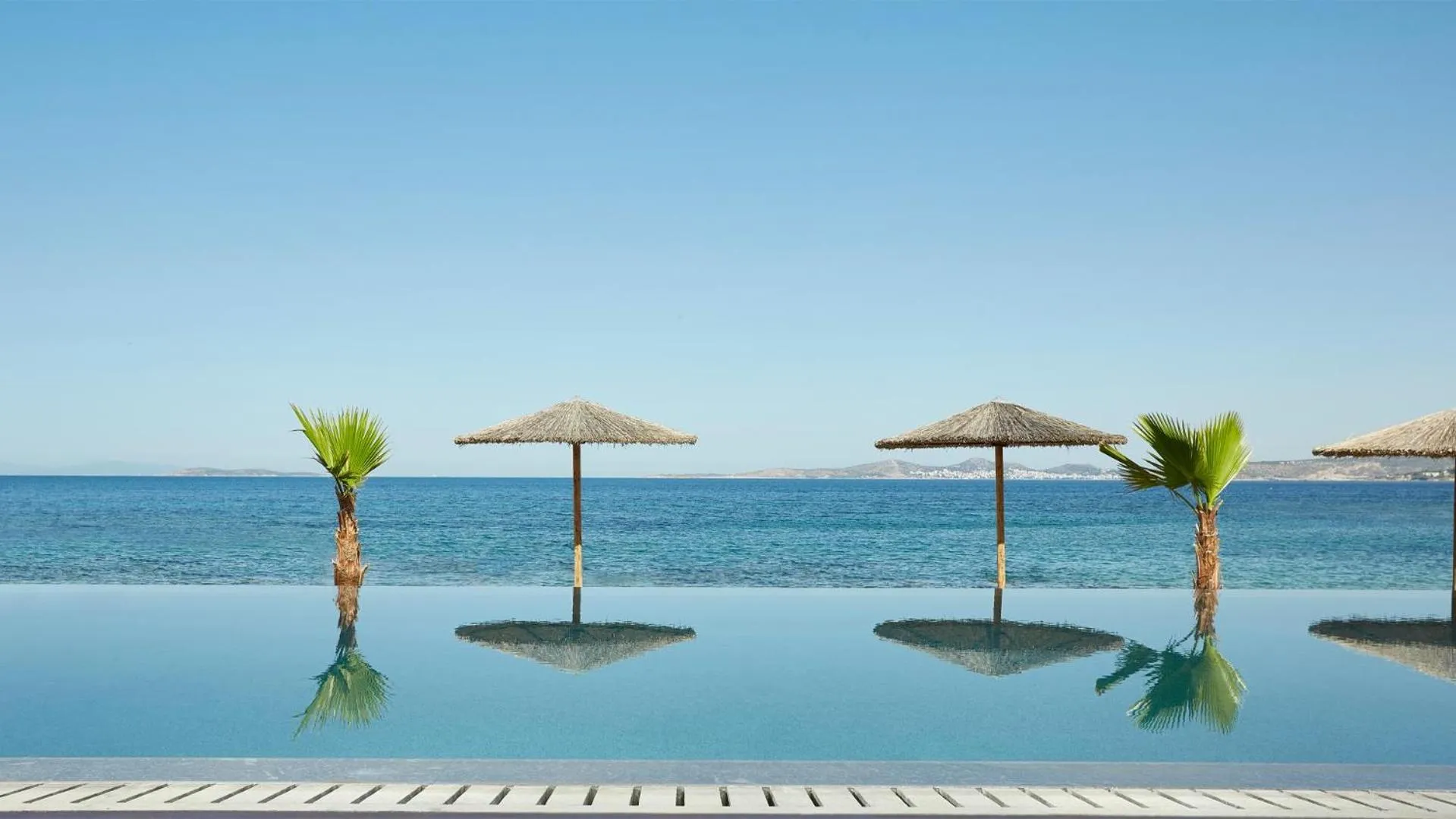 Swimming pool in Grand Resort Lagonissi