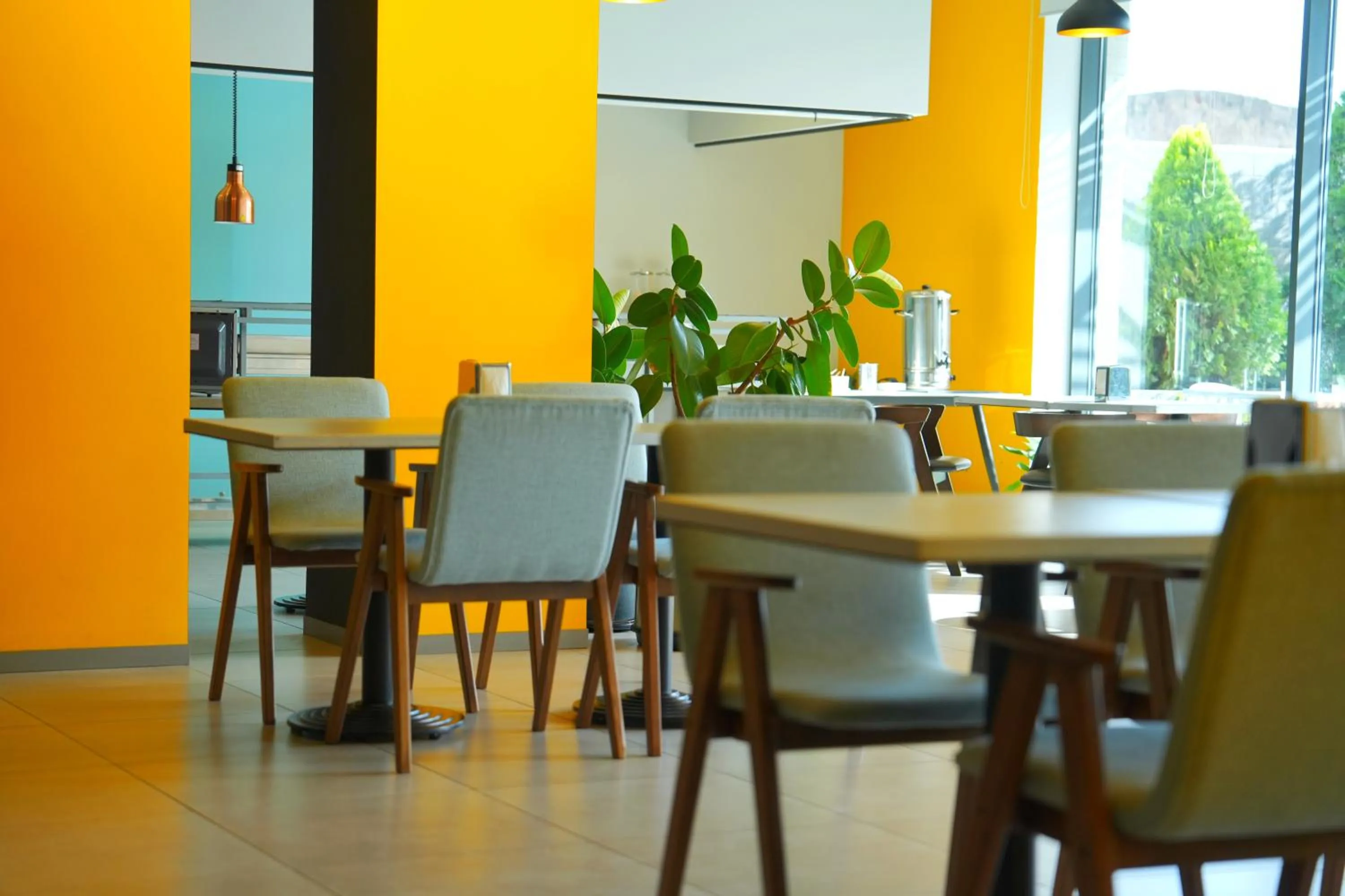 Restaurant/places to eat in 4Guest Hotel