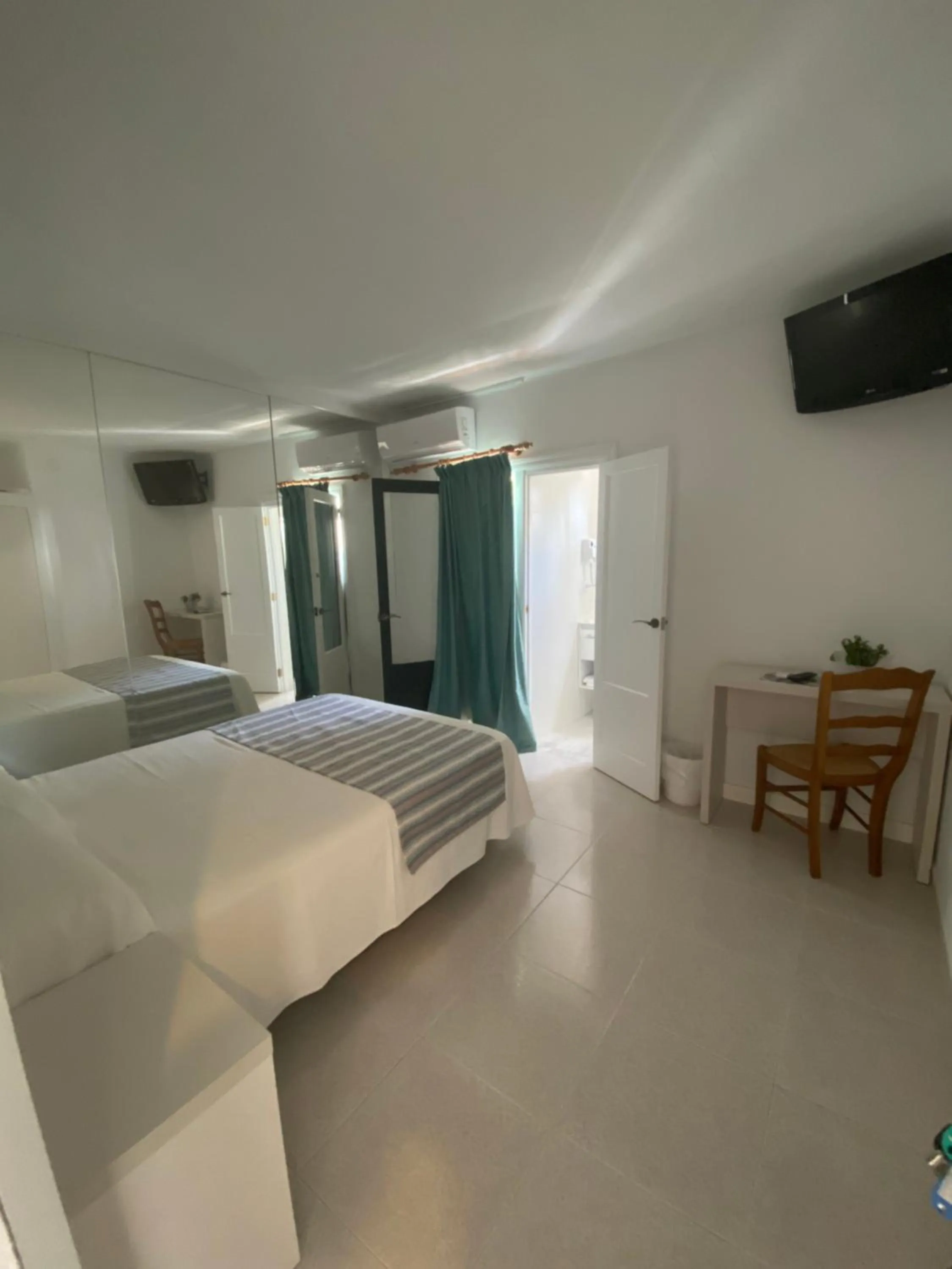 room service, Bed in Sa Paissa