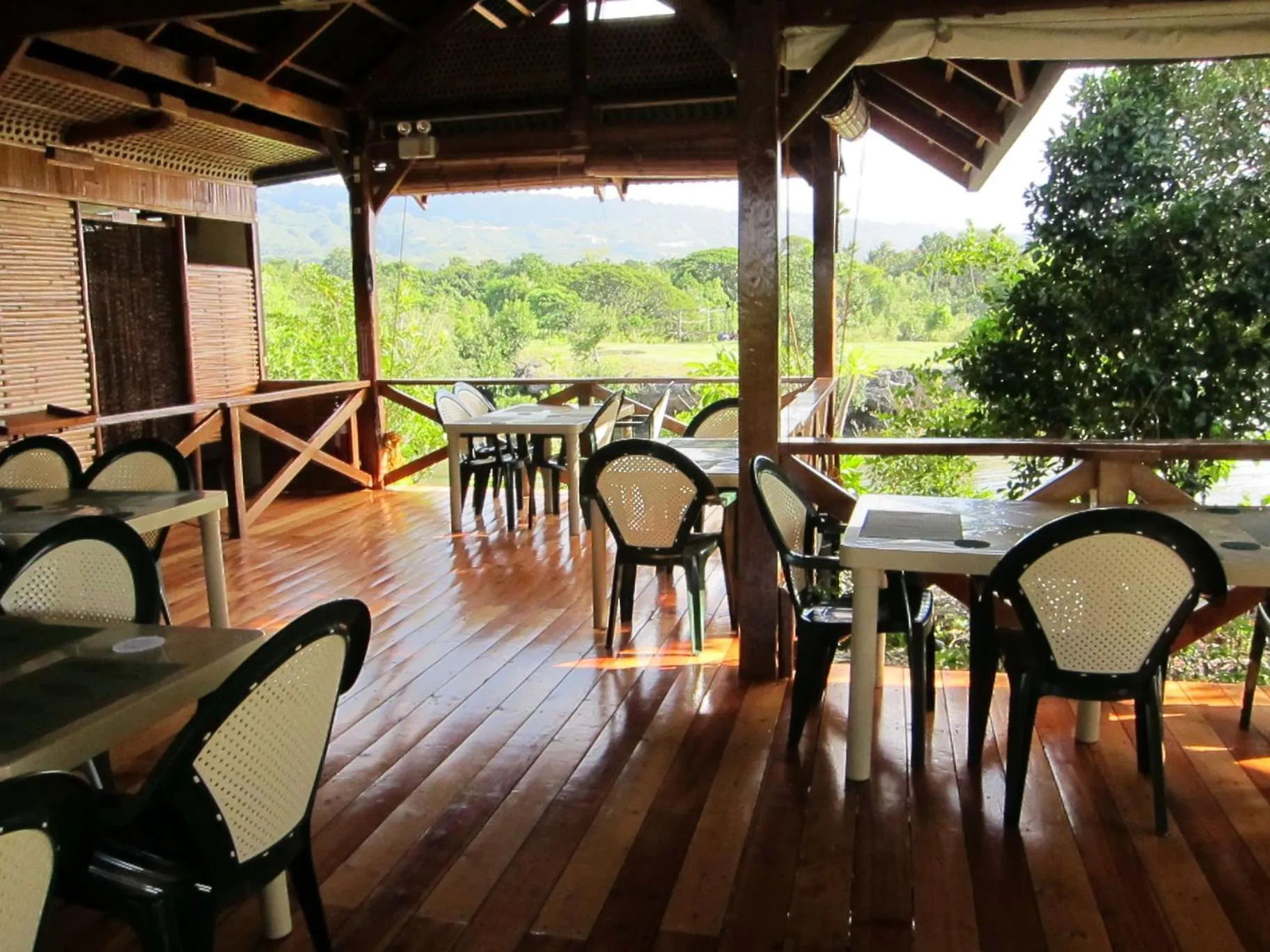 Restaurant/places to eat in Eskapo Verde Lodge Moalboal