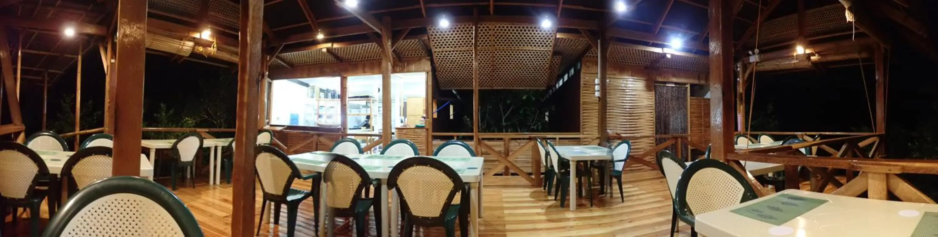 Restaurant/places to eat in Eskapo Verde Lodge Moalboal