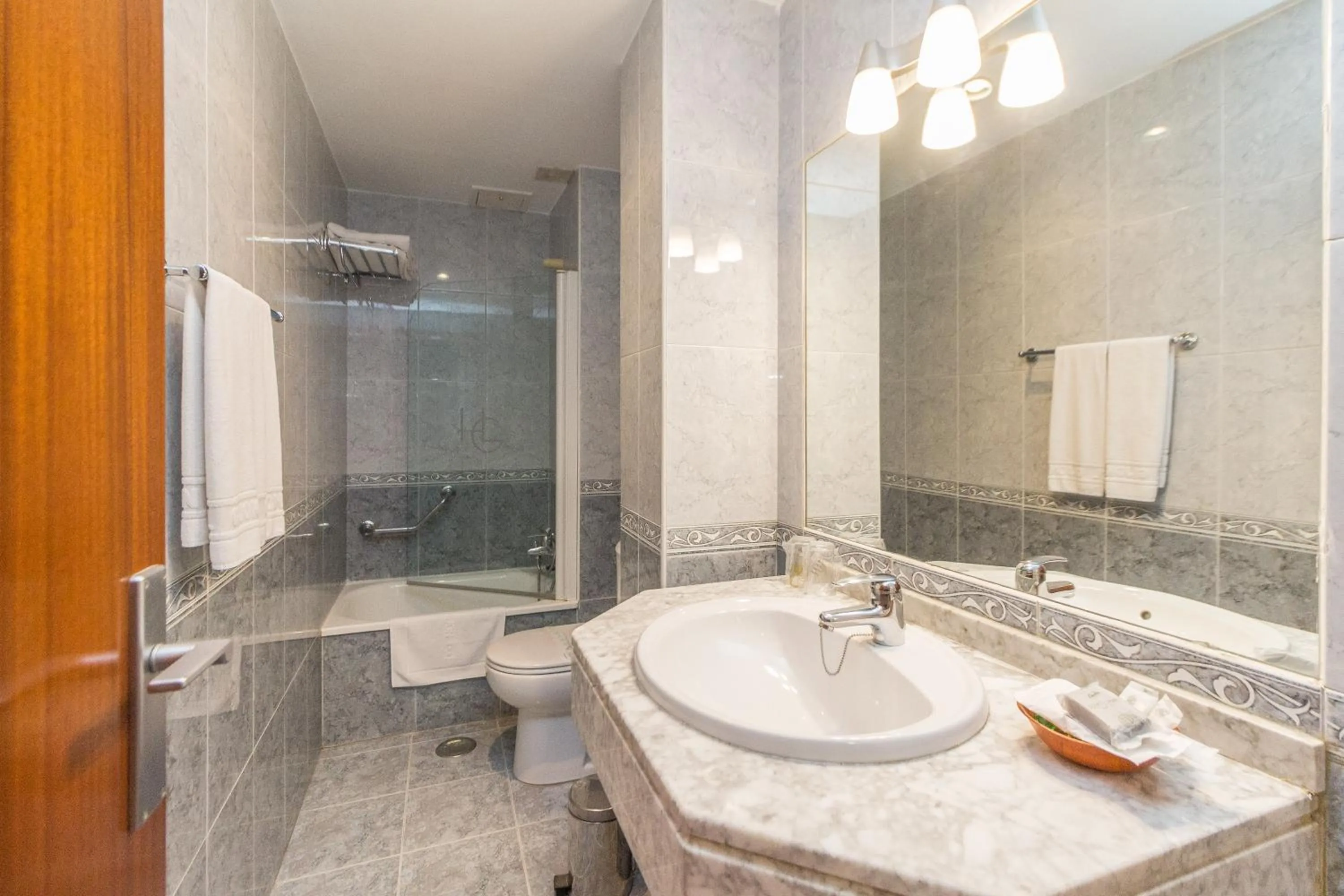 Bathroom in Hotel Gijon