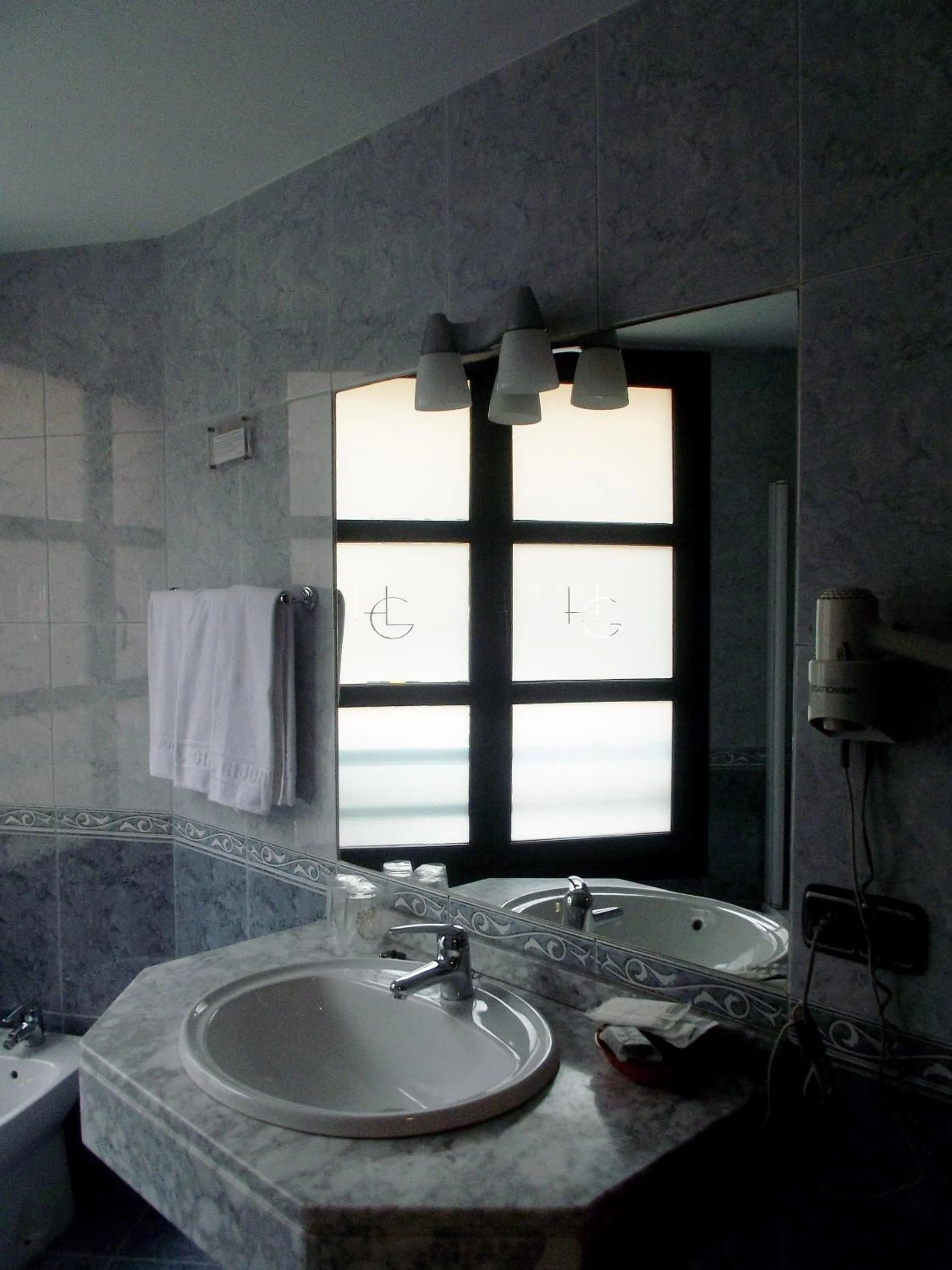 Bathroom in Hotel Gijon