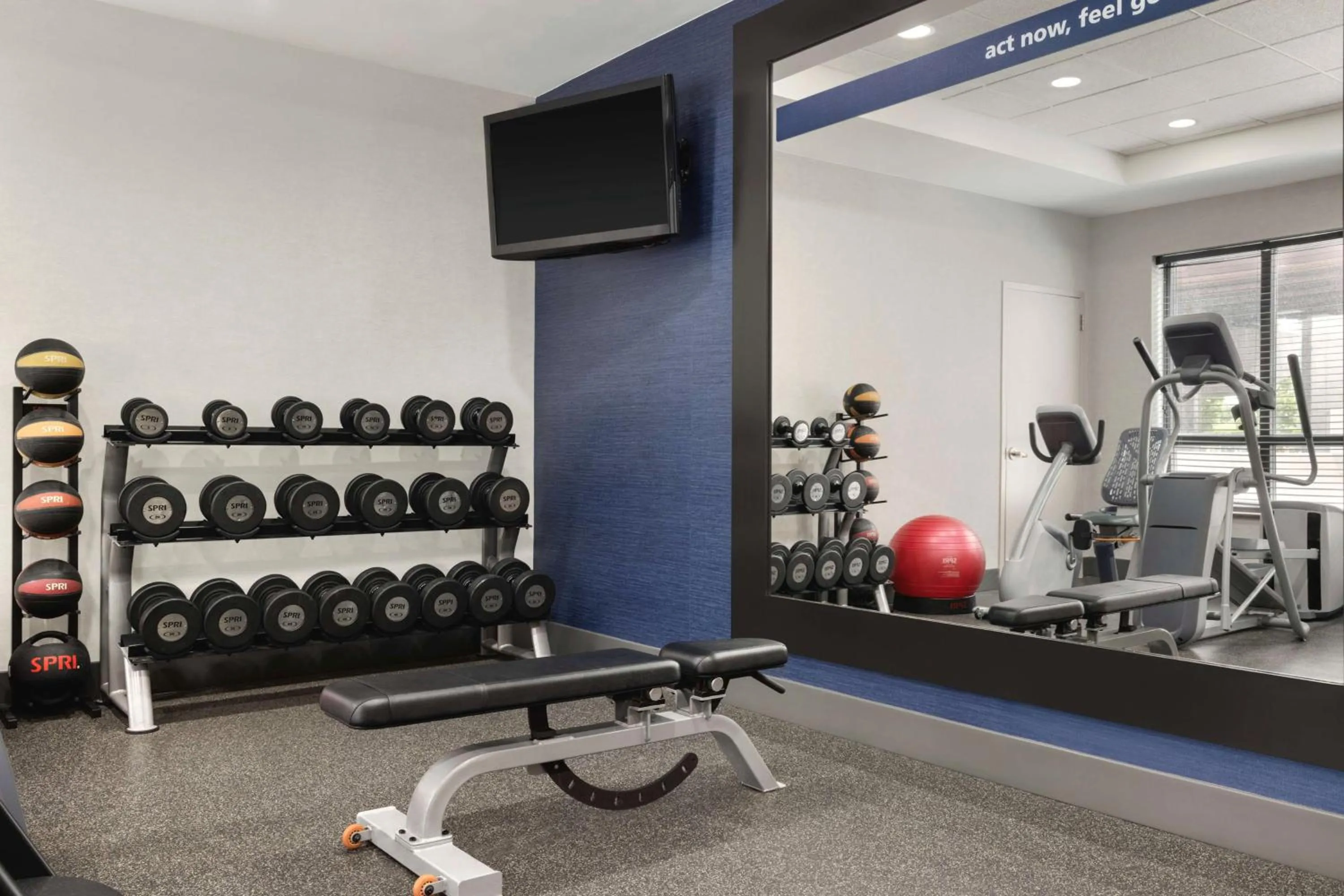 Fitness centre/facilities in Hampton Inn by Hilton Boston/Cambridge
