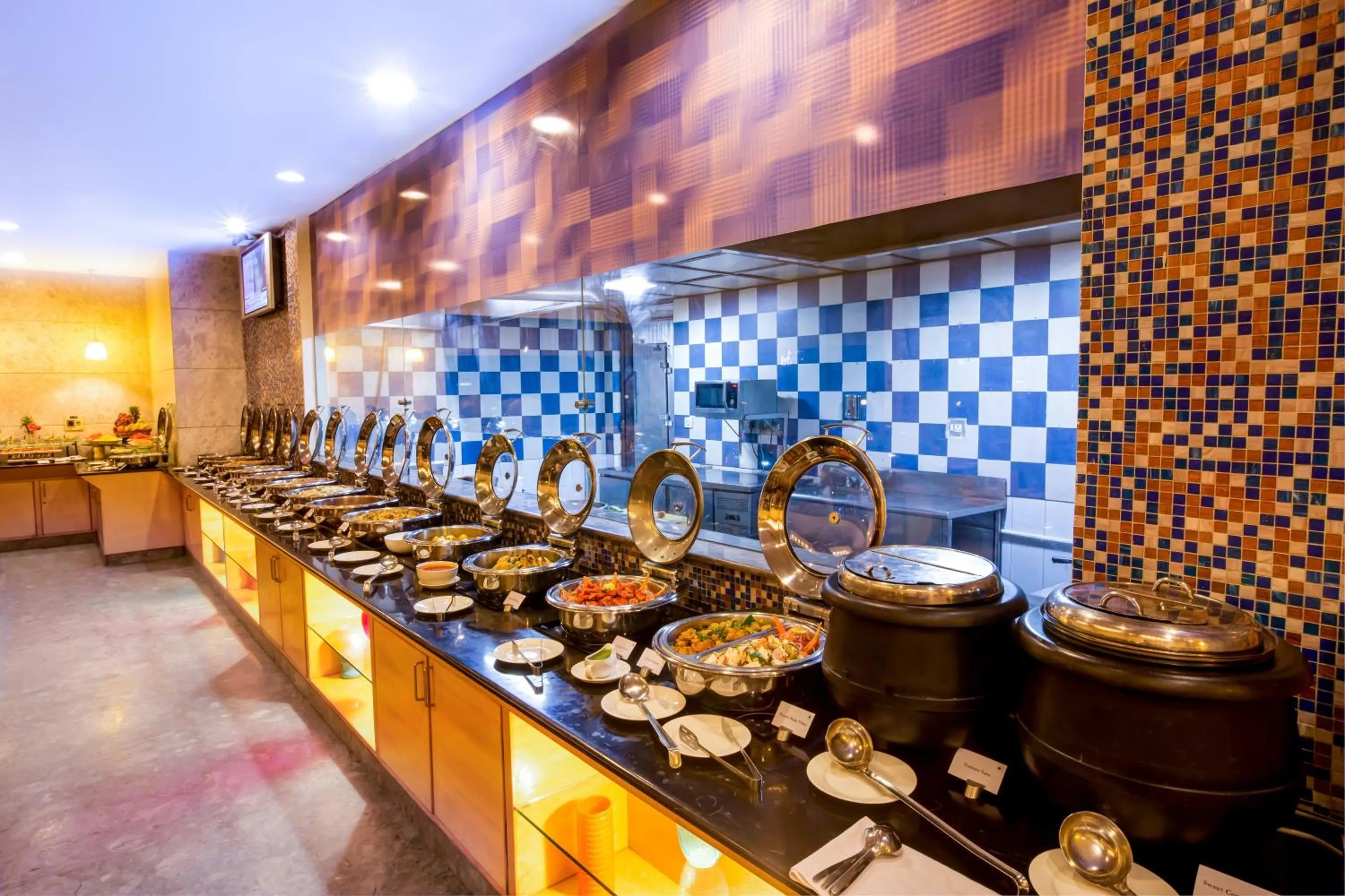 Restaurant/places to eat in Radha Hometel