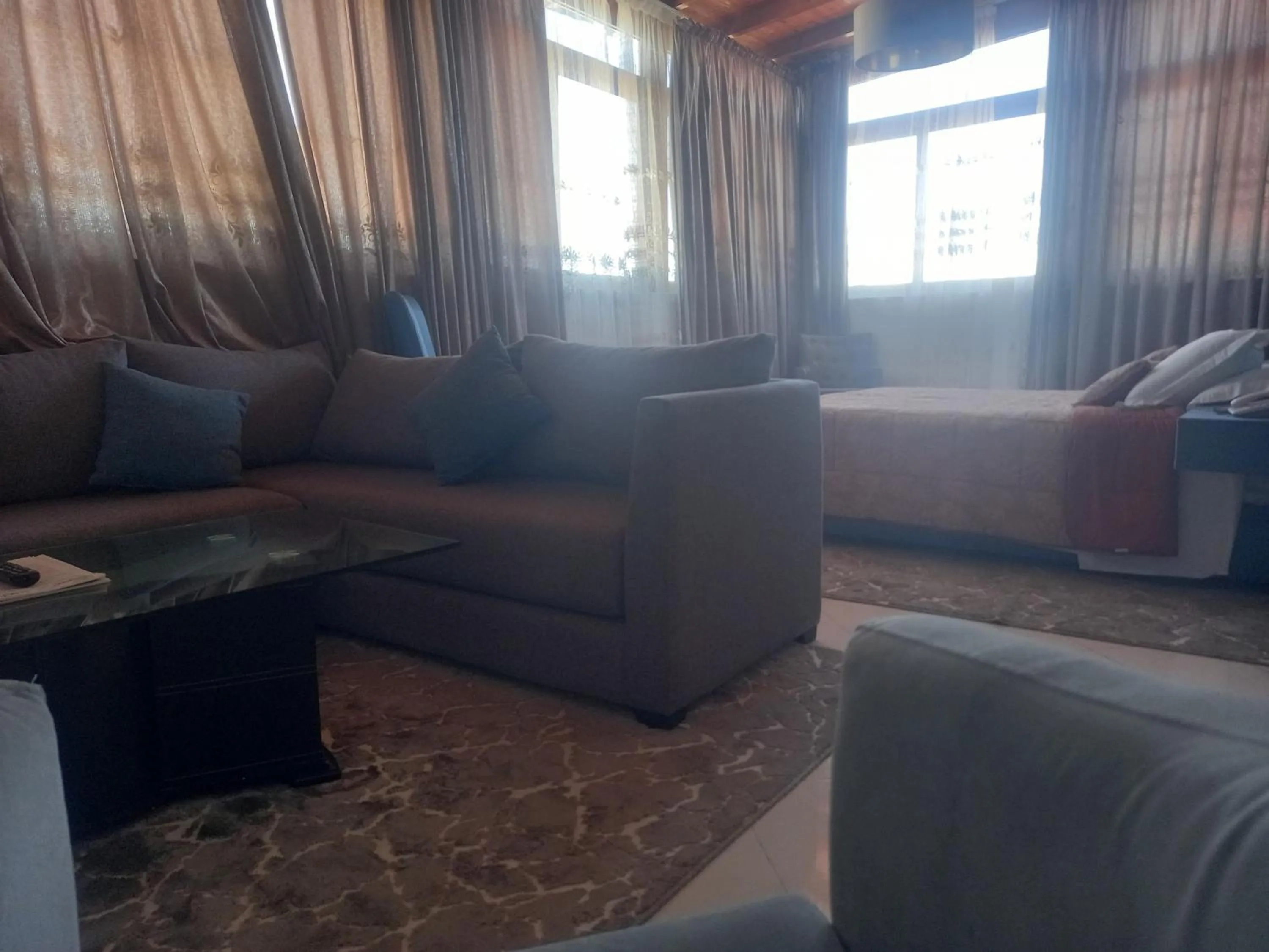 Restaurant/places to eat in Hotel Salime Al Khozama