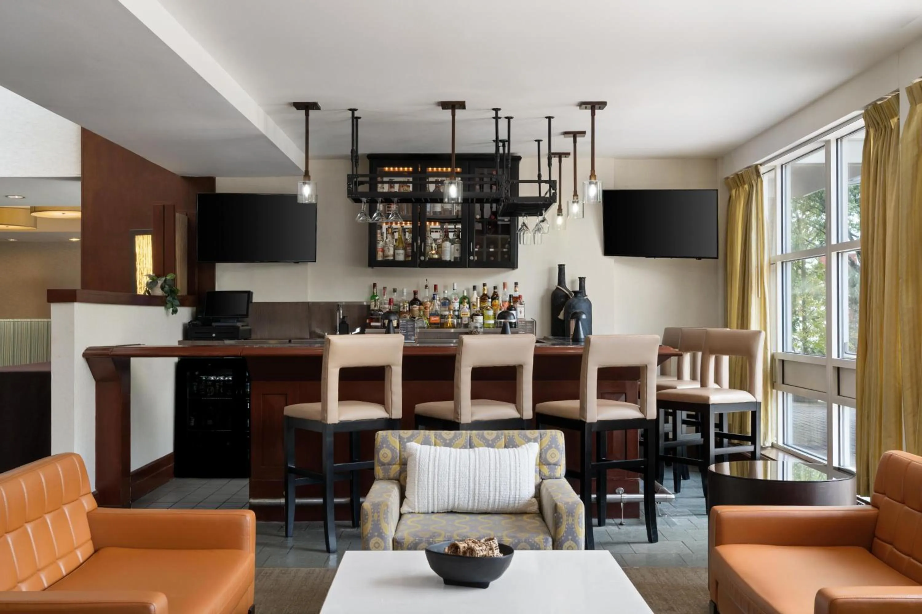 Lounge or bar in DoubleTree by Hilton Hotel Boston Bayside