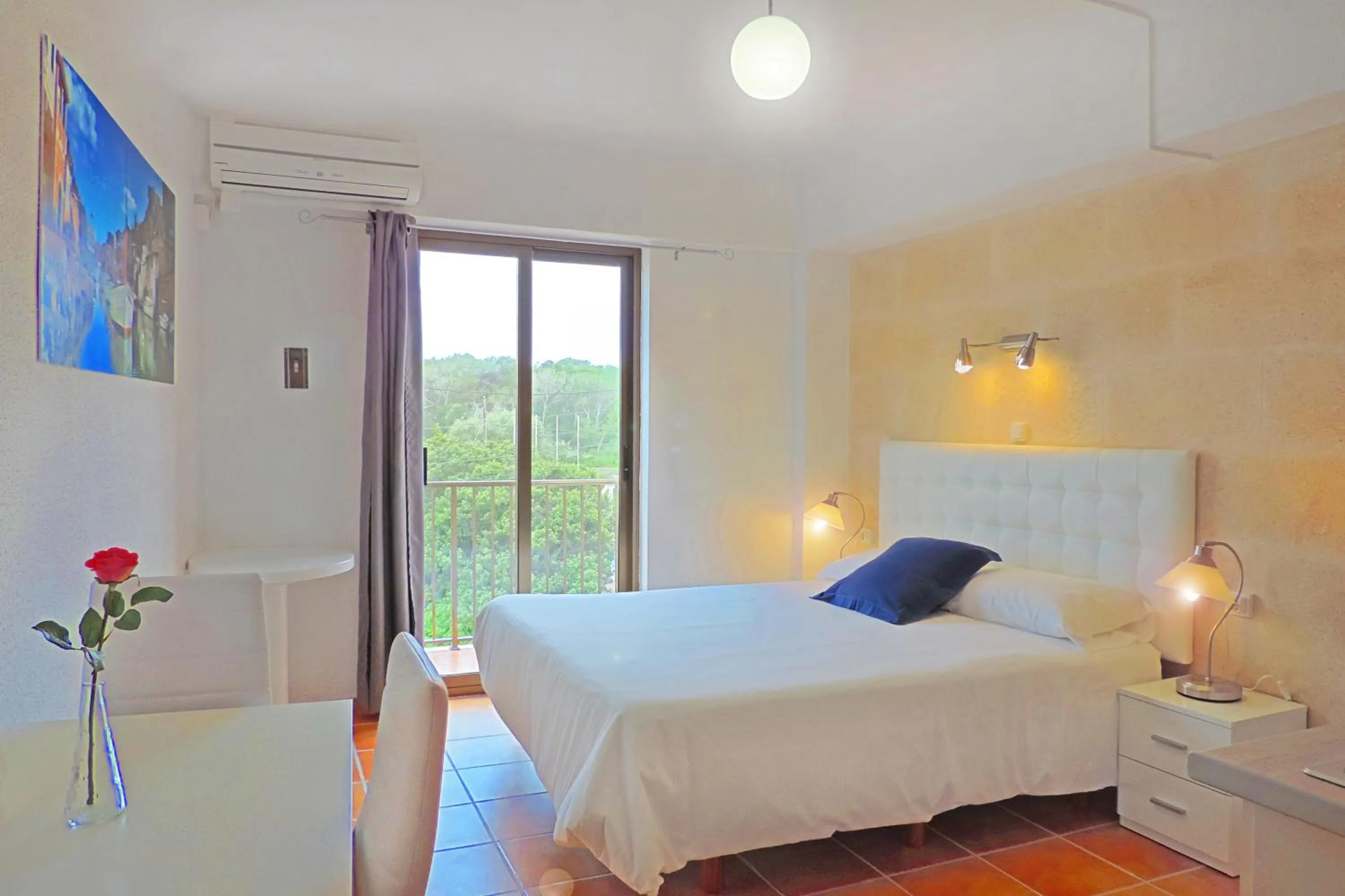 Photo of the whole room, Bed in Marblau Mallorca