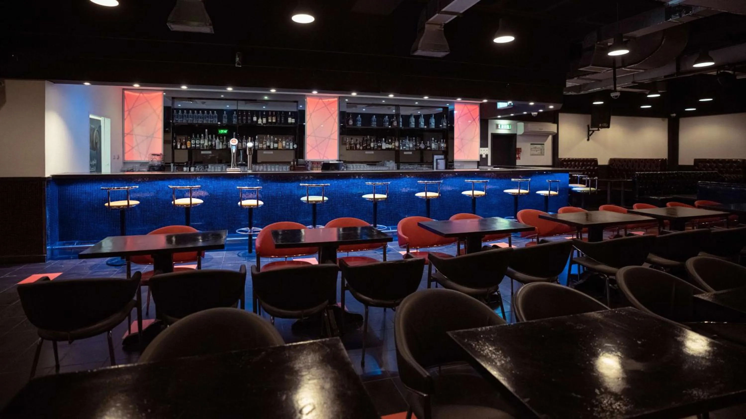 Lounge or bar in Radisson Blu Hotel & Resort, Al Ain