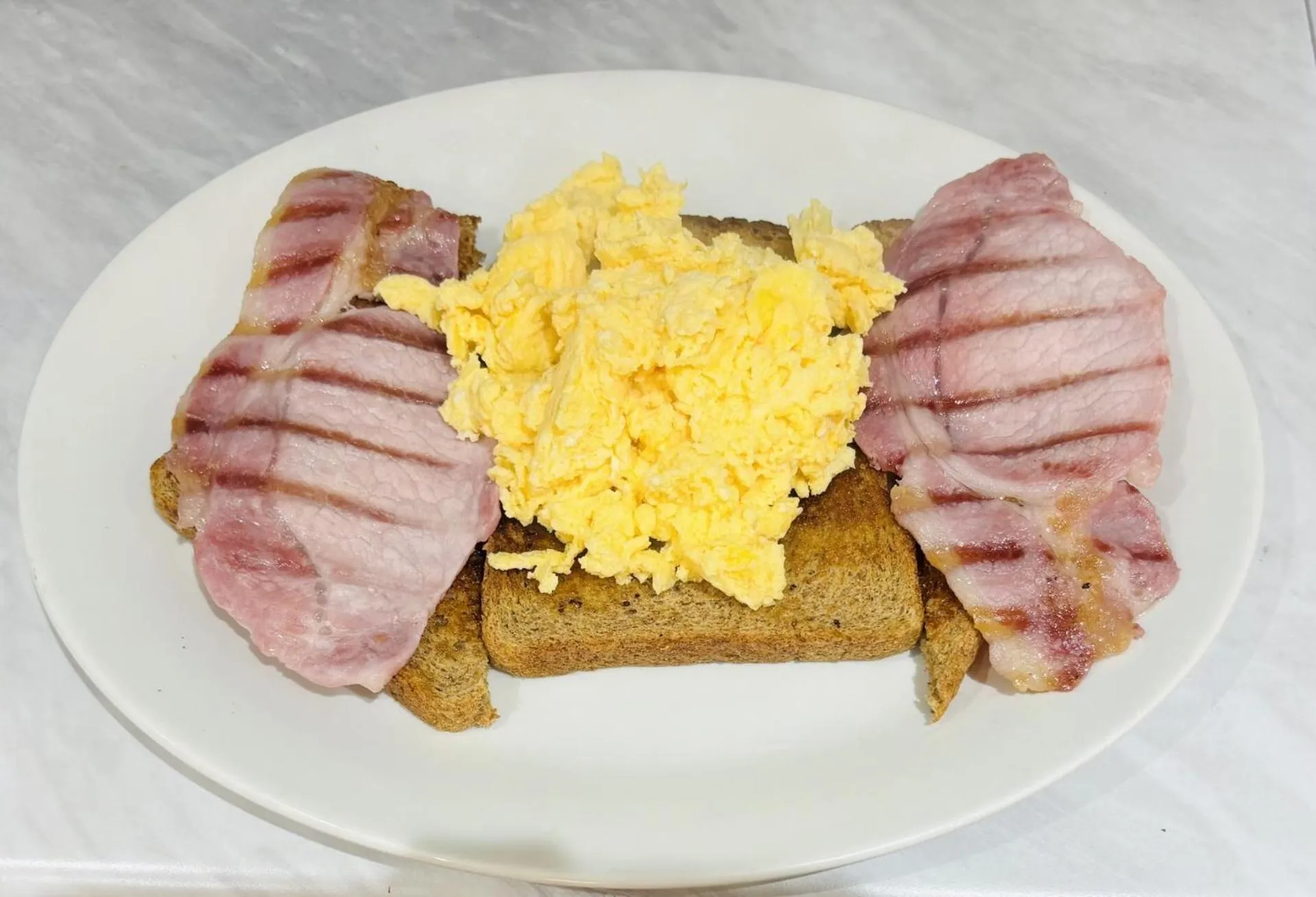 Breakfast in Carnson House