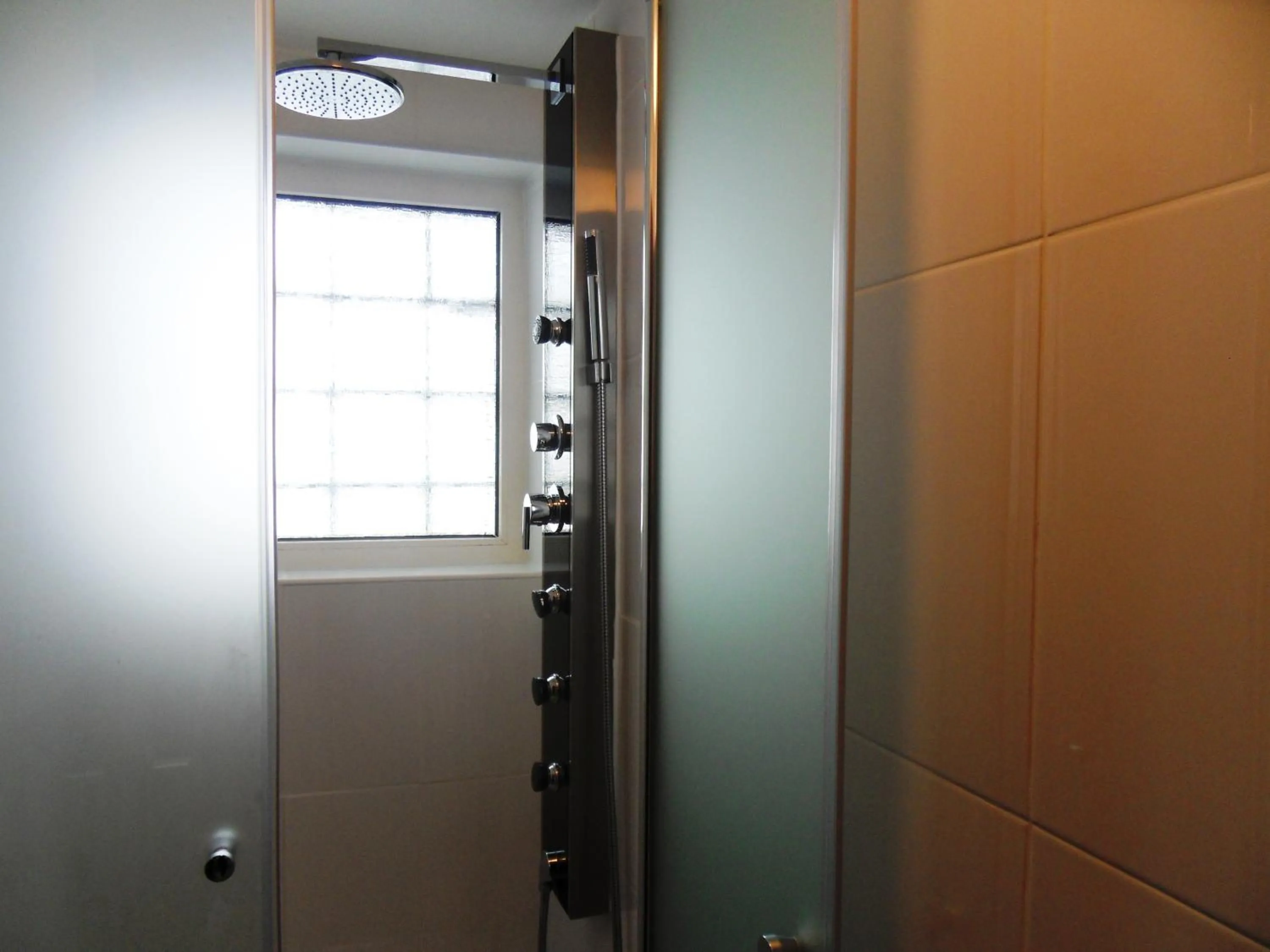 Shower in Hotel Linnert