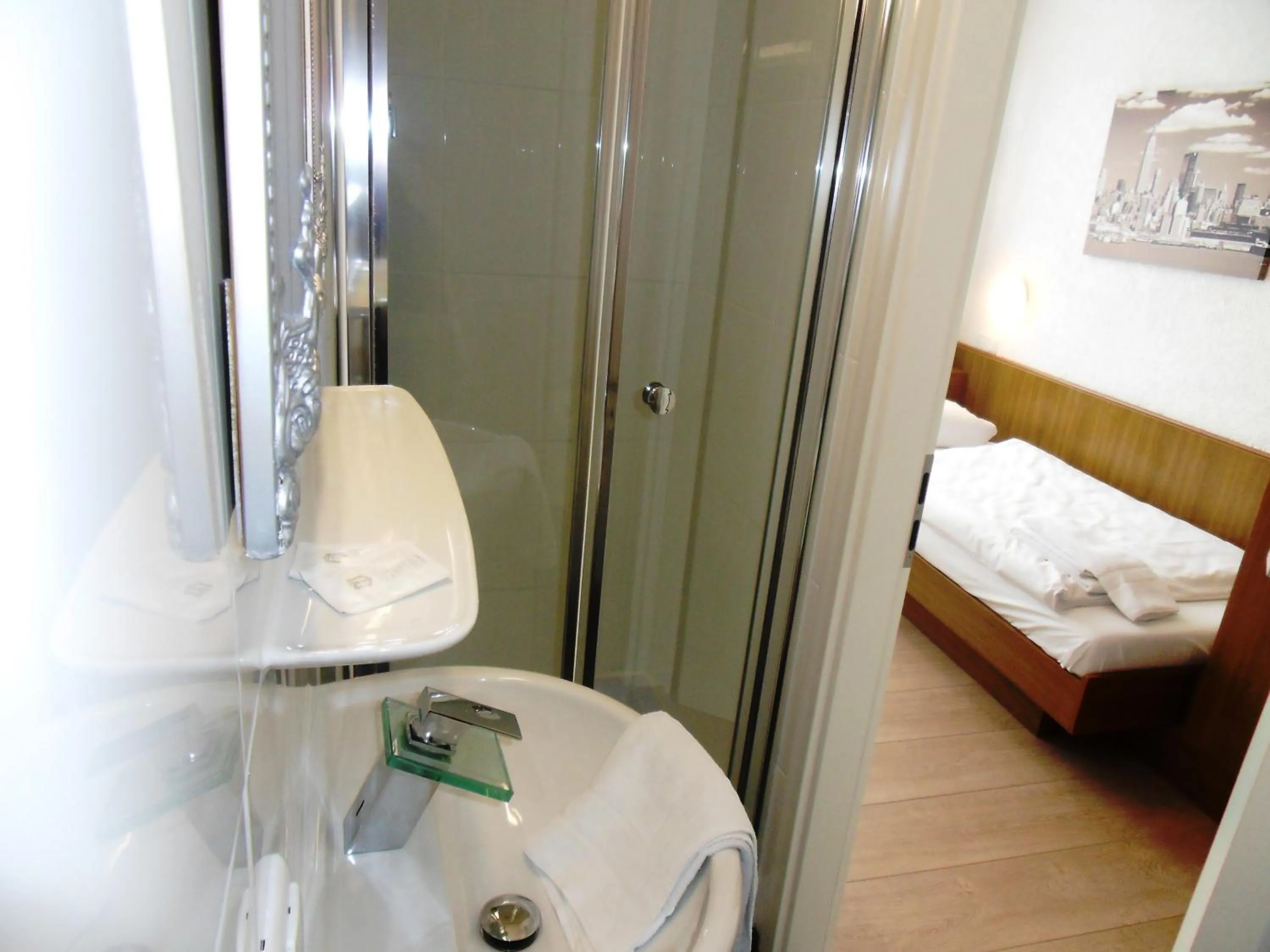 Bathroom, Bed in Hotel Linnert
