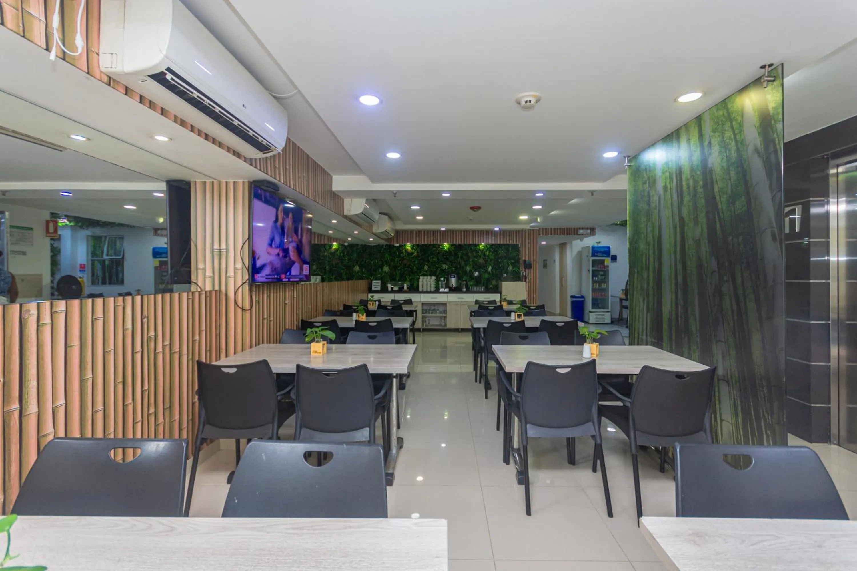 Restaurant/places to eat in Hotel Suite del Parque