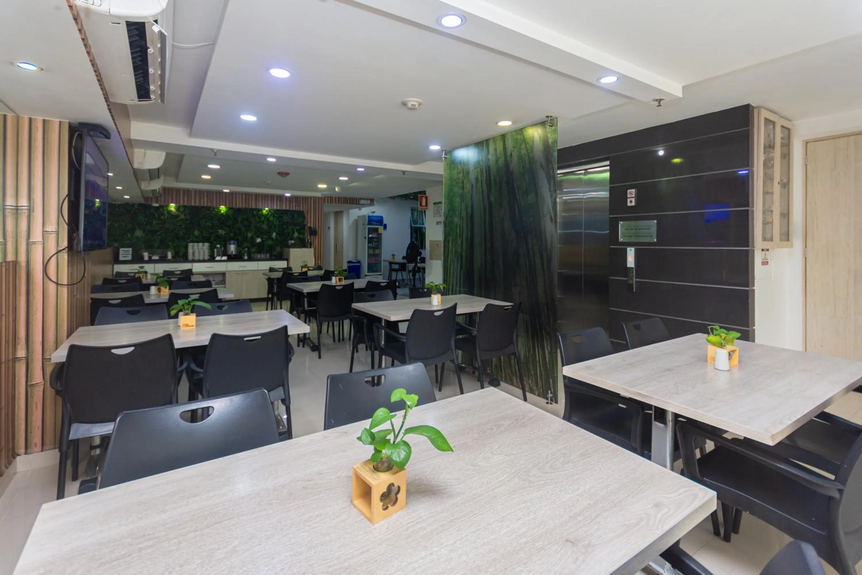 Restaurant/places to eat in Hotel Suite del Parque