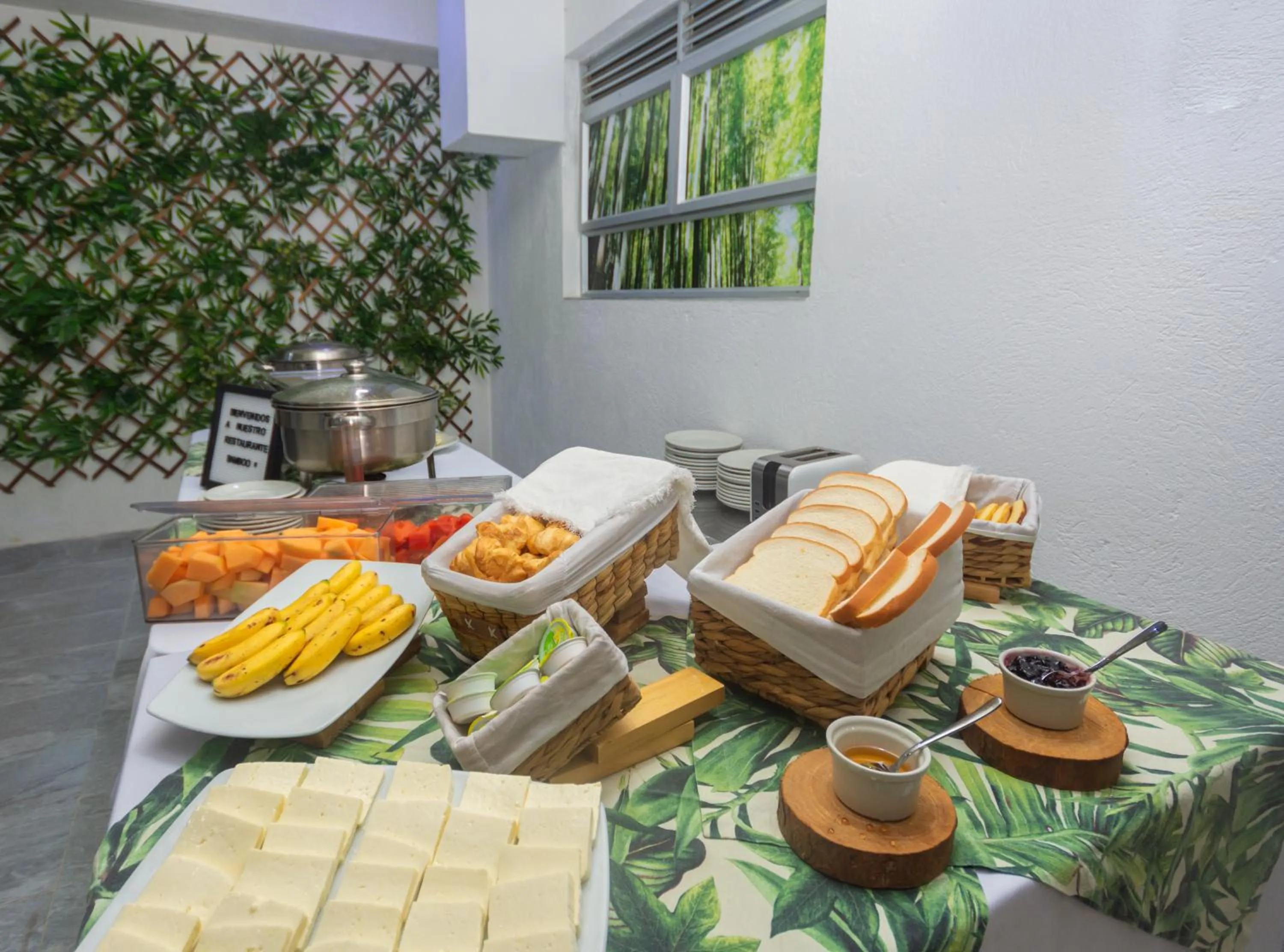 Buffet breakfast in Hotel Suite del Parque