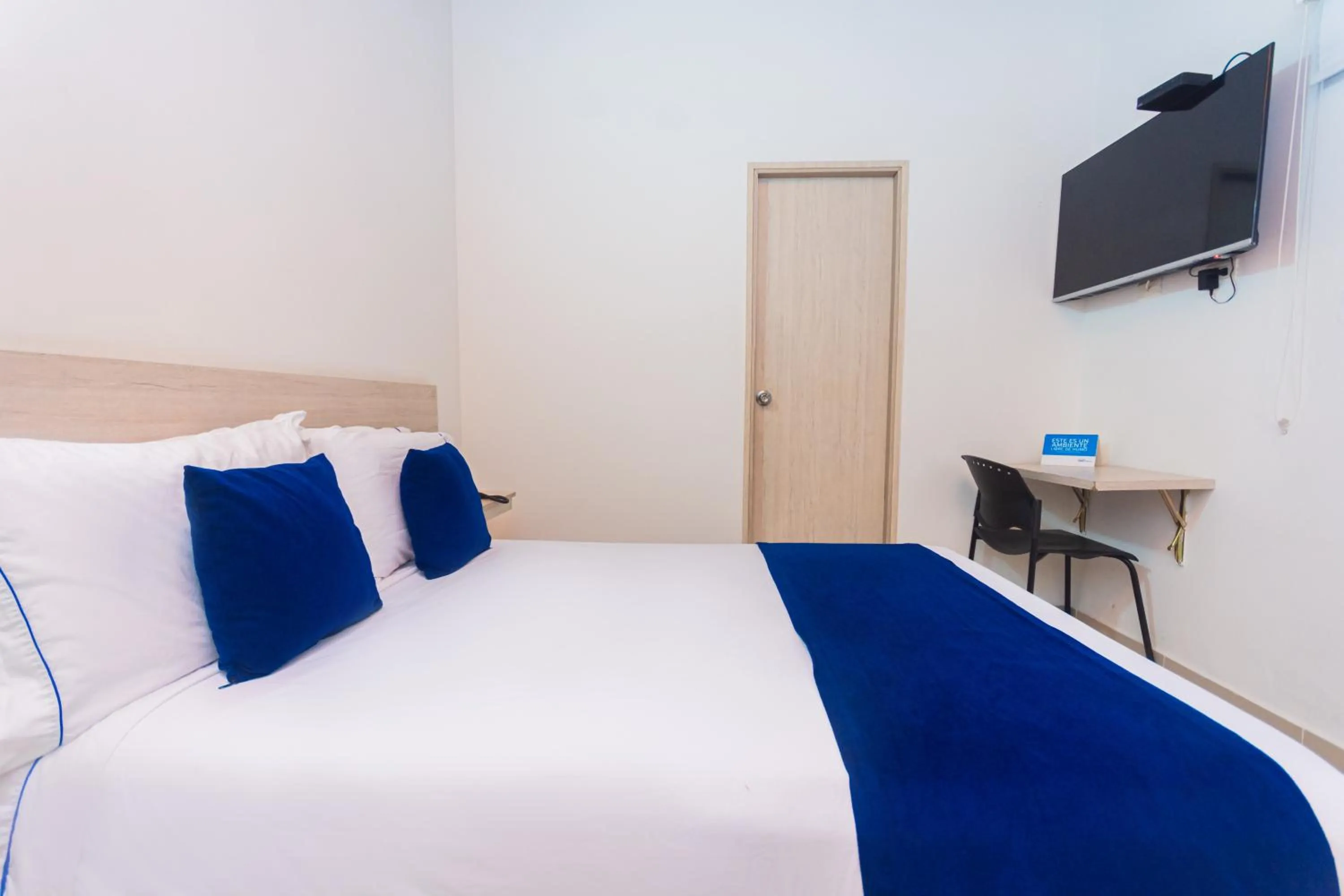 Photo of the whole room, Bed in Hotel Suite del Parque