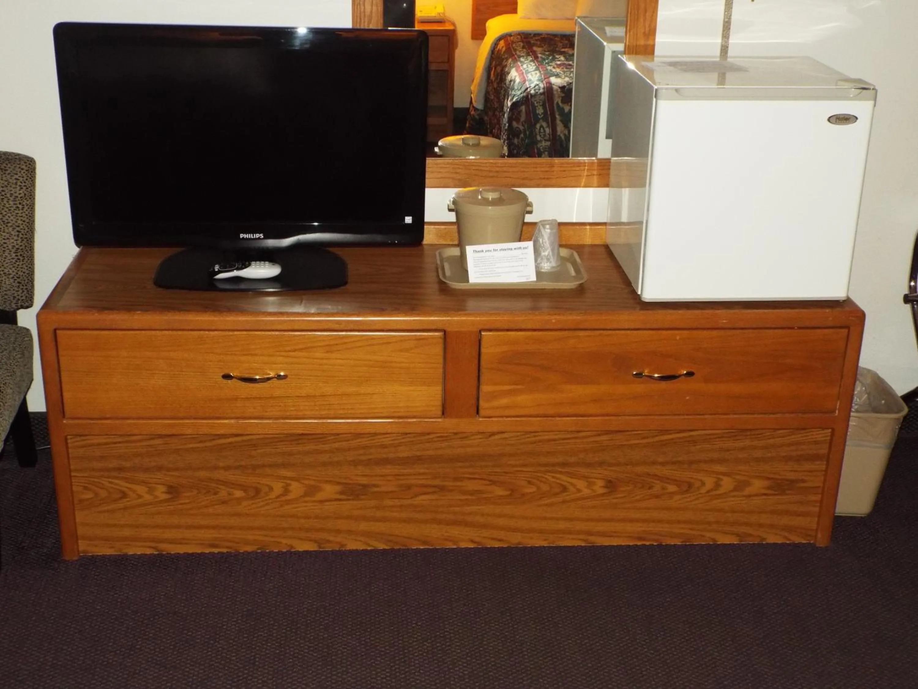 TV and multimedia in FairBridge Inn & Suites Thorp