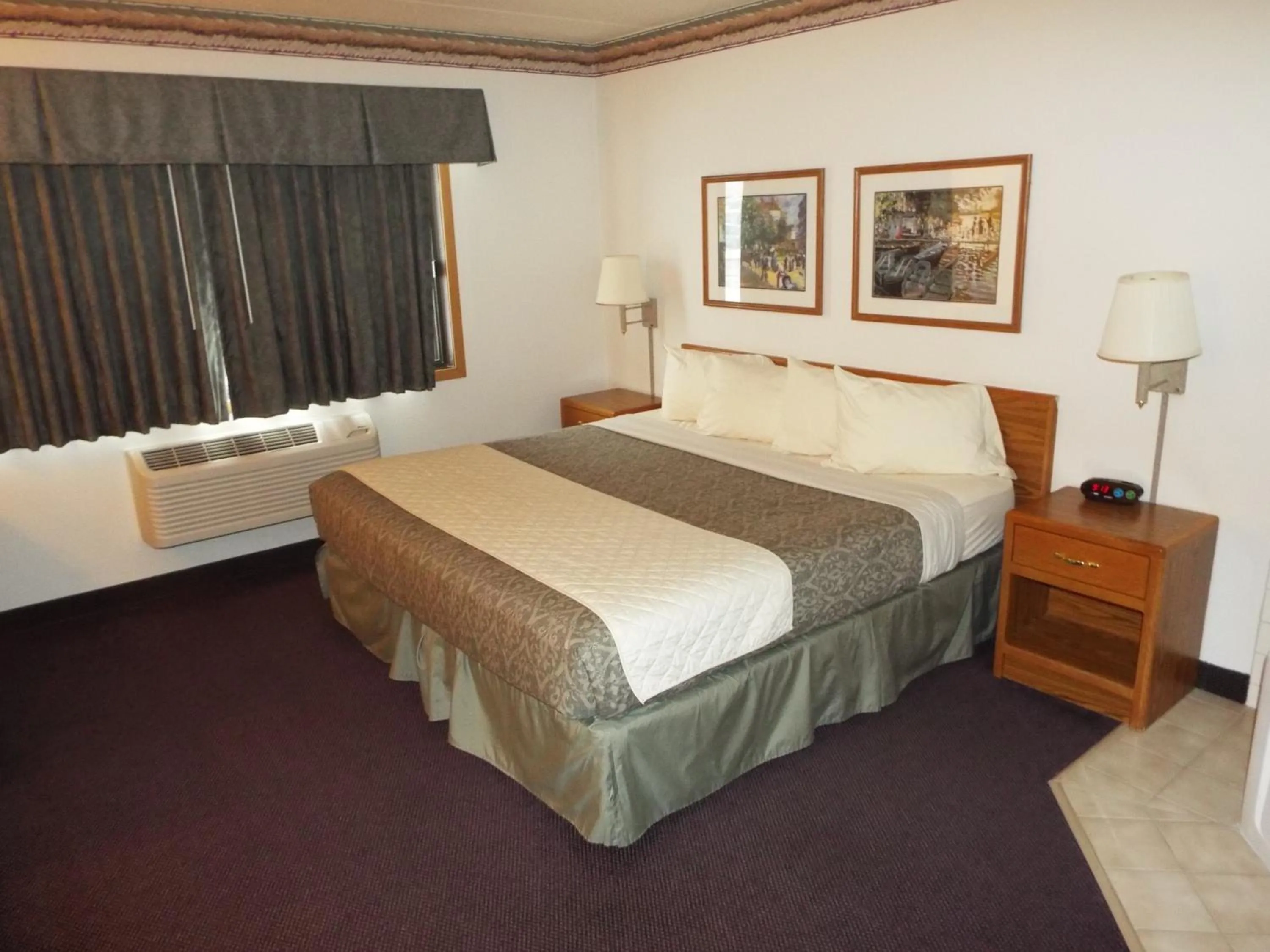 Bed in FairBridge Inn & Suites Thorp