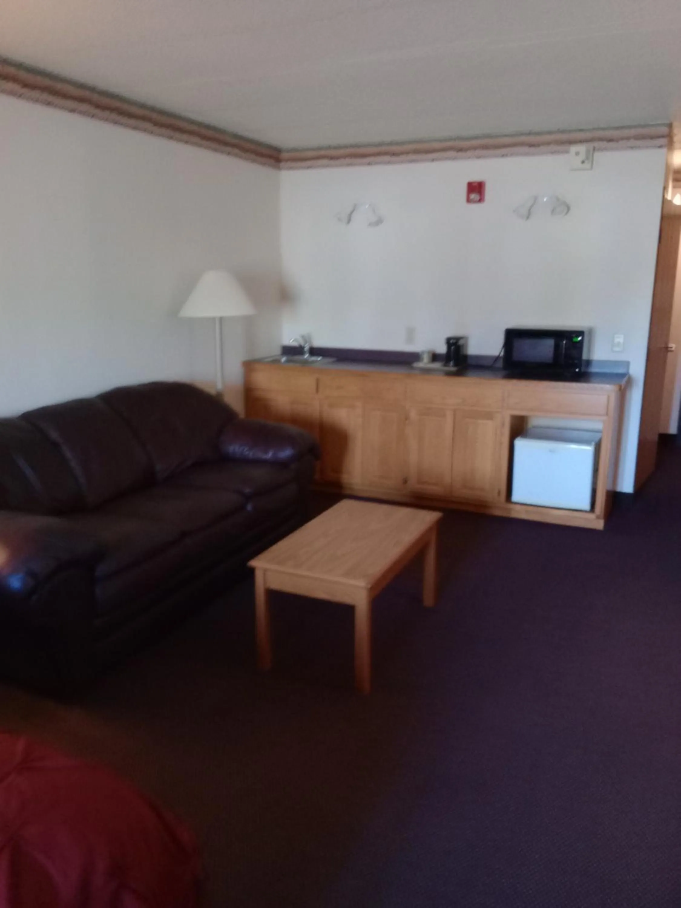 TV and multimedia in FairBridge Inn & Suites Thorp