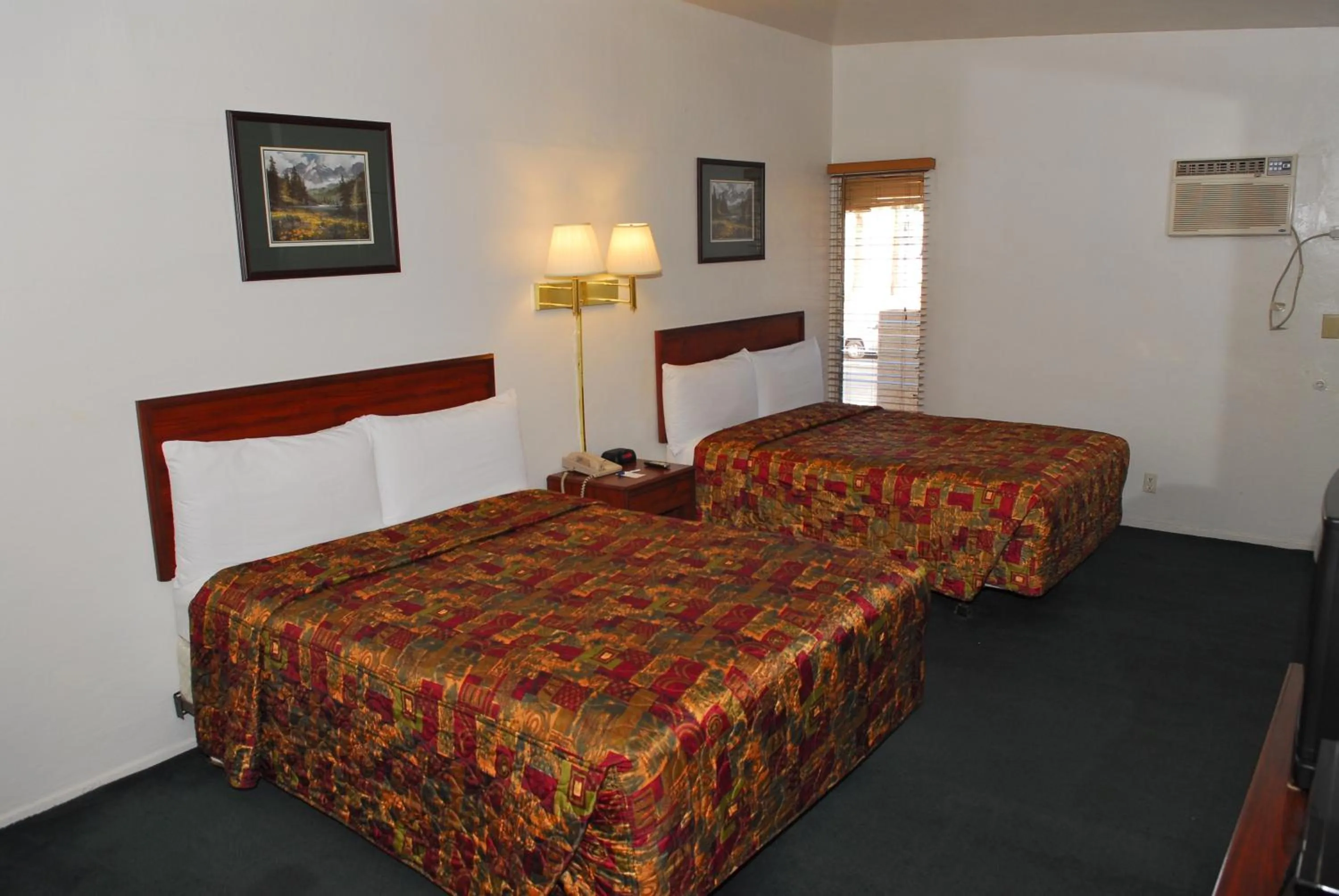 Bedroom, Bed in Stone Inn Extended Stay U of A