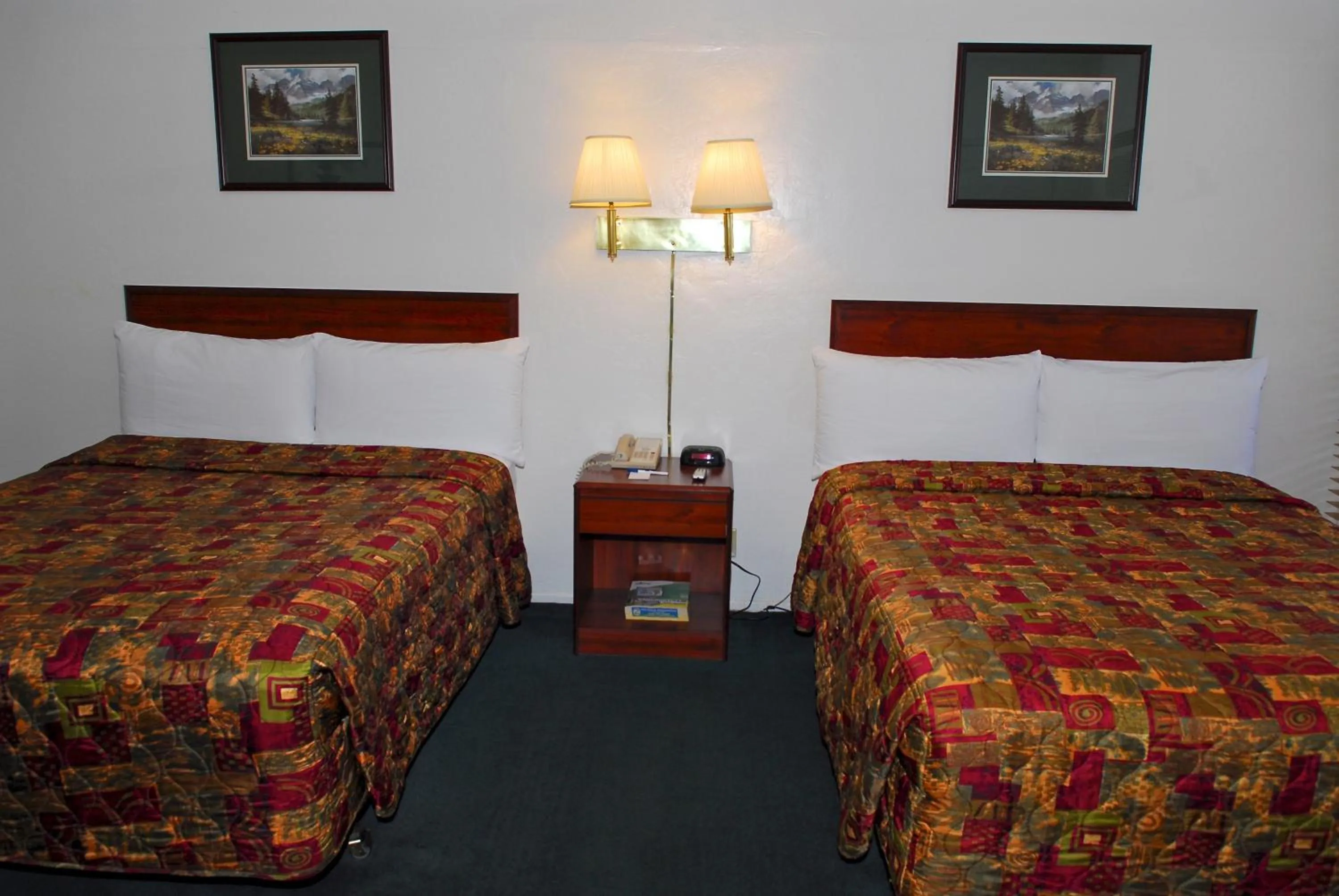 Bedroom, Bed in Stone Inn Extended Stay U of A