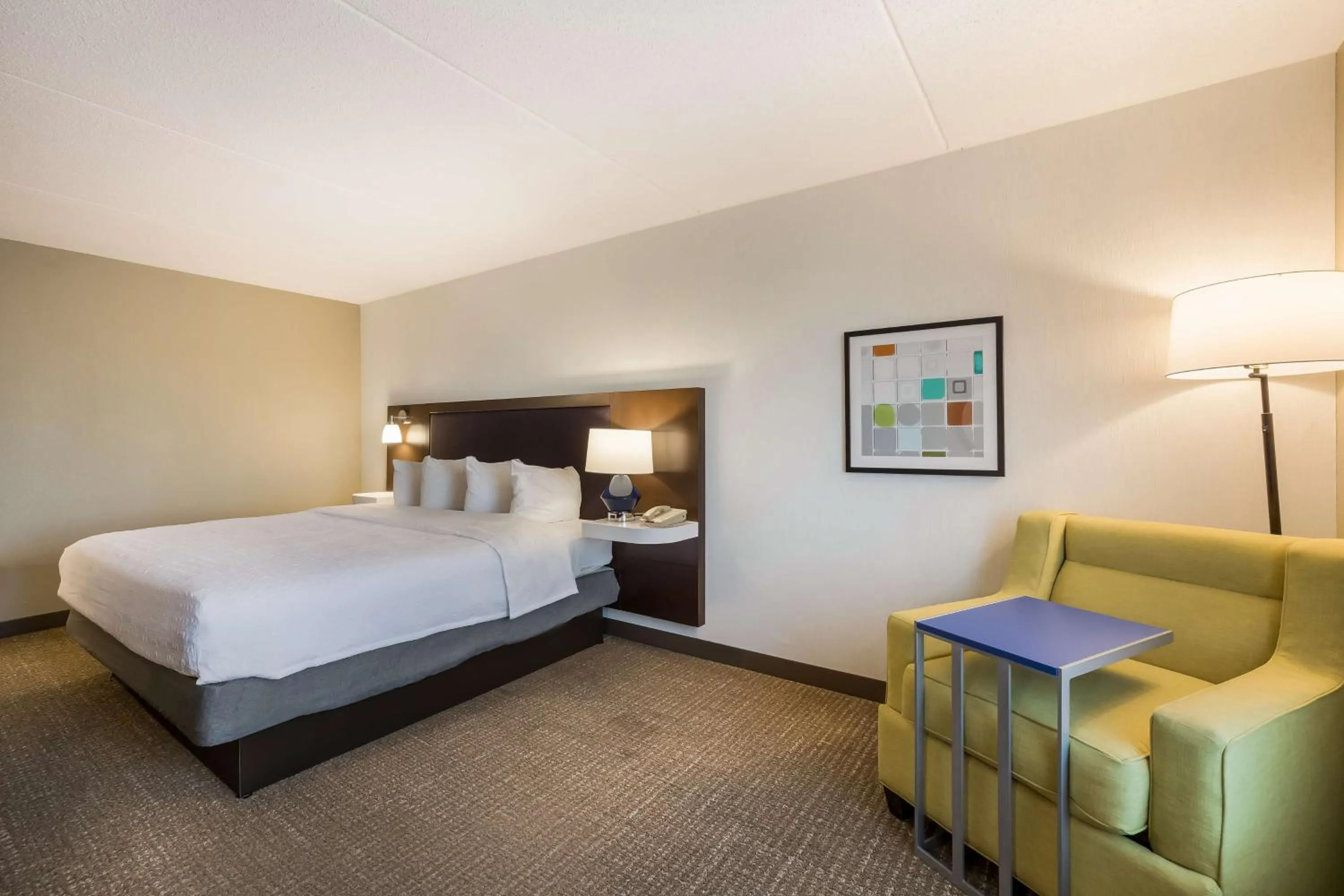 Bed in Hampton Inn McHenry