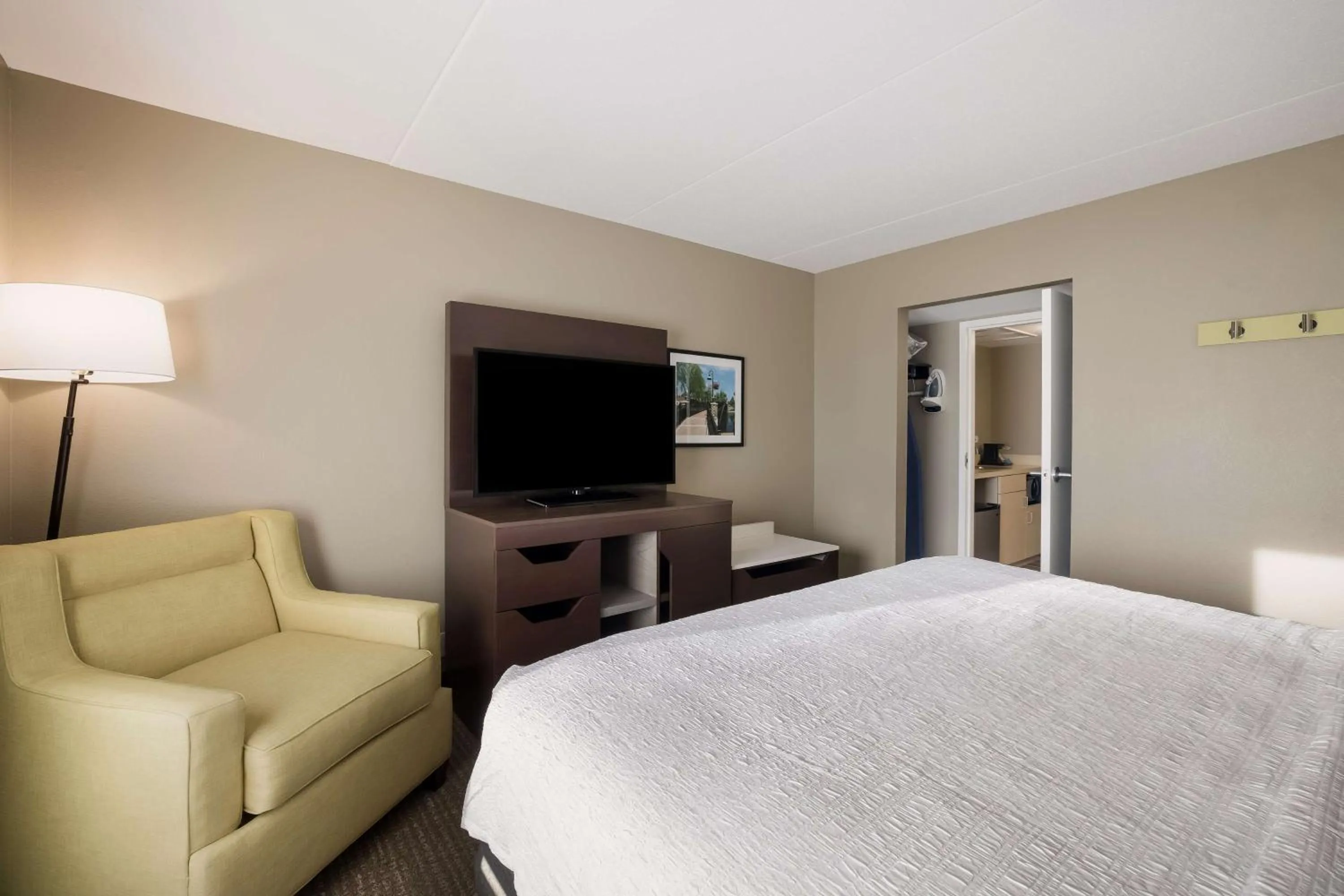 Bed in Hampton Inn McHenry