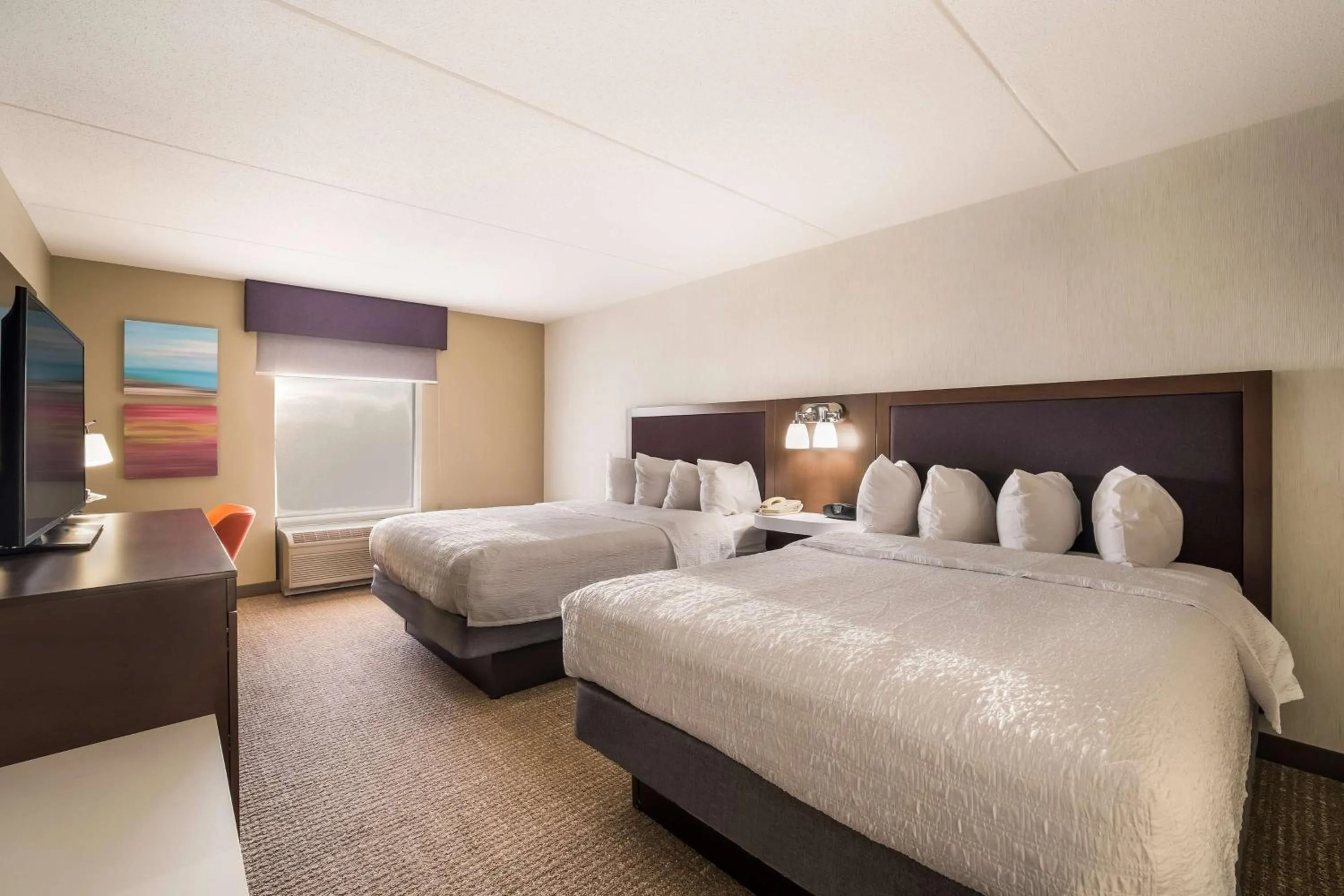 Bed in Hampton Inn McHenry