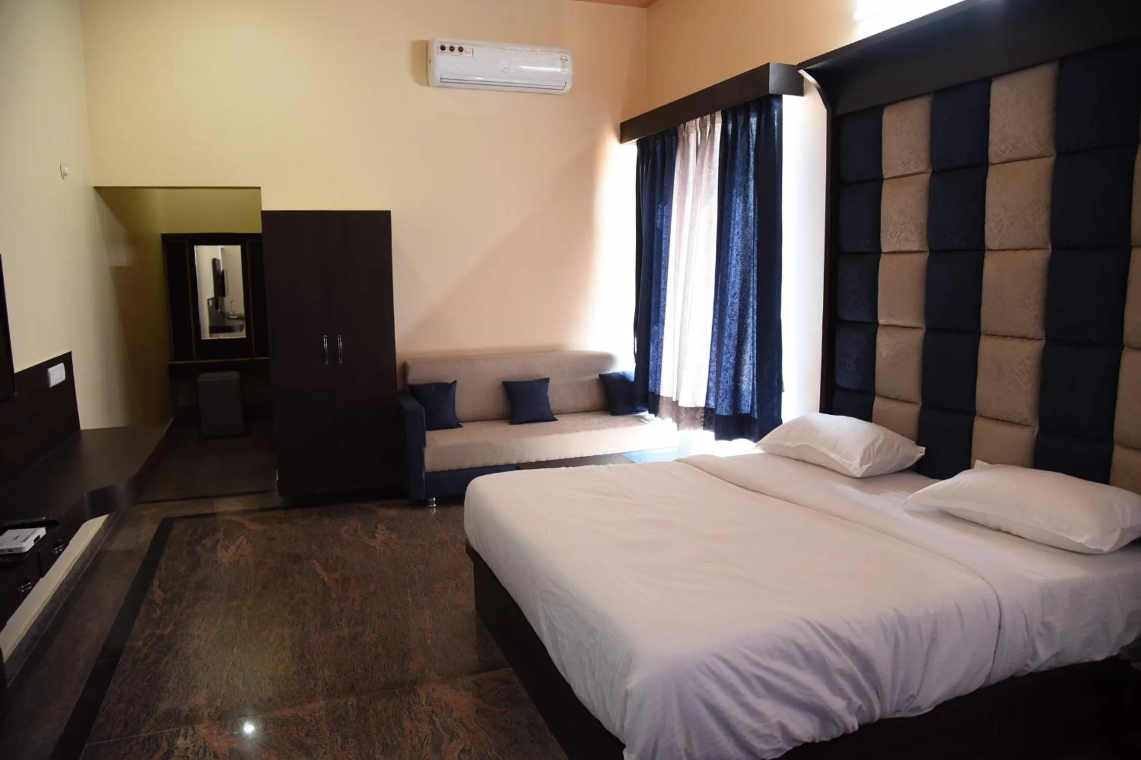 Communal lounge/ TV room in Chitrakoot Garden and Resorts