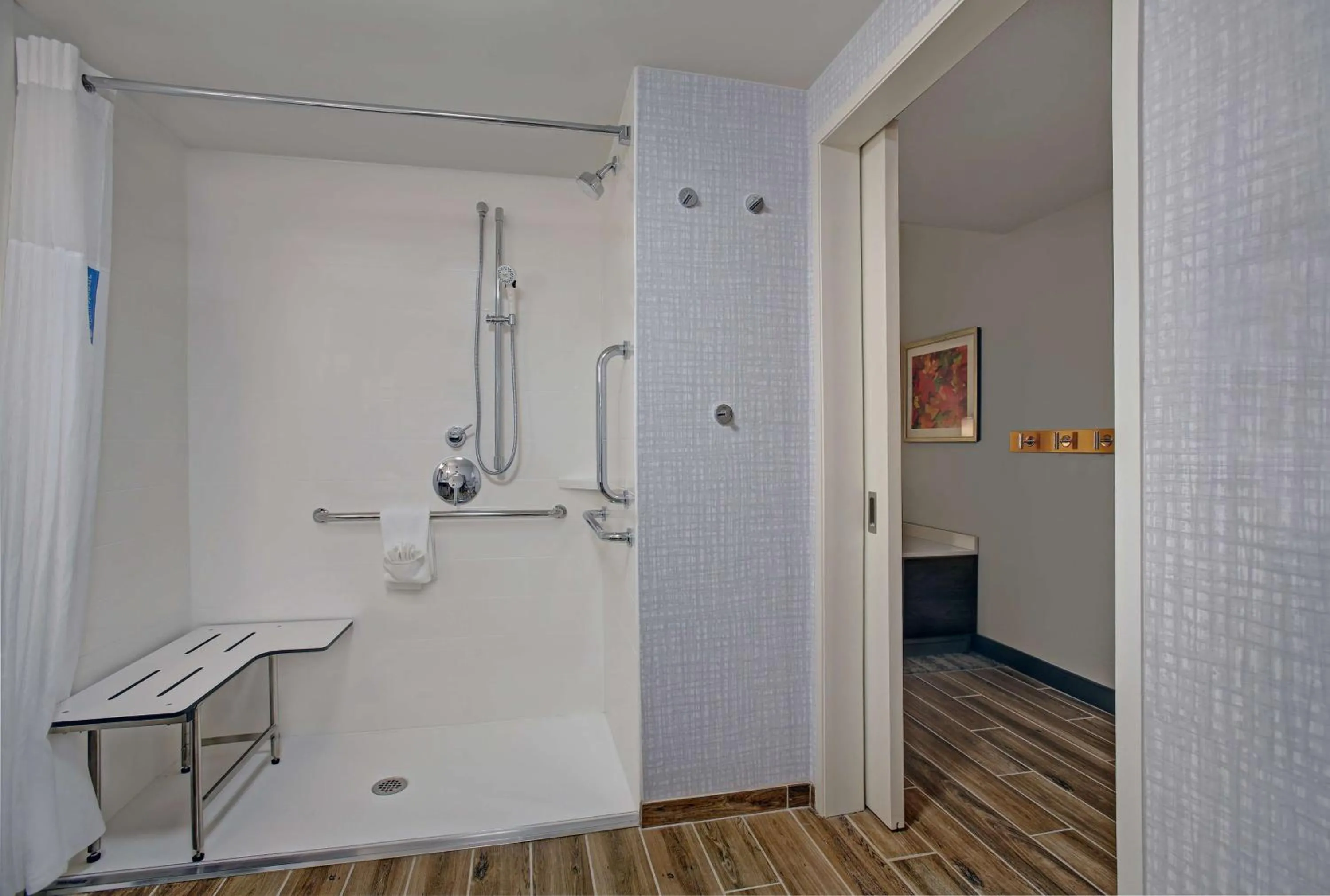 Bathroom in Hampton Inn Salisbury