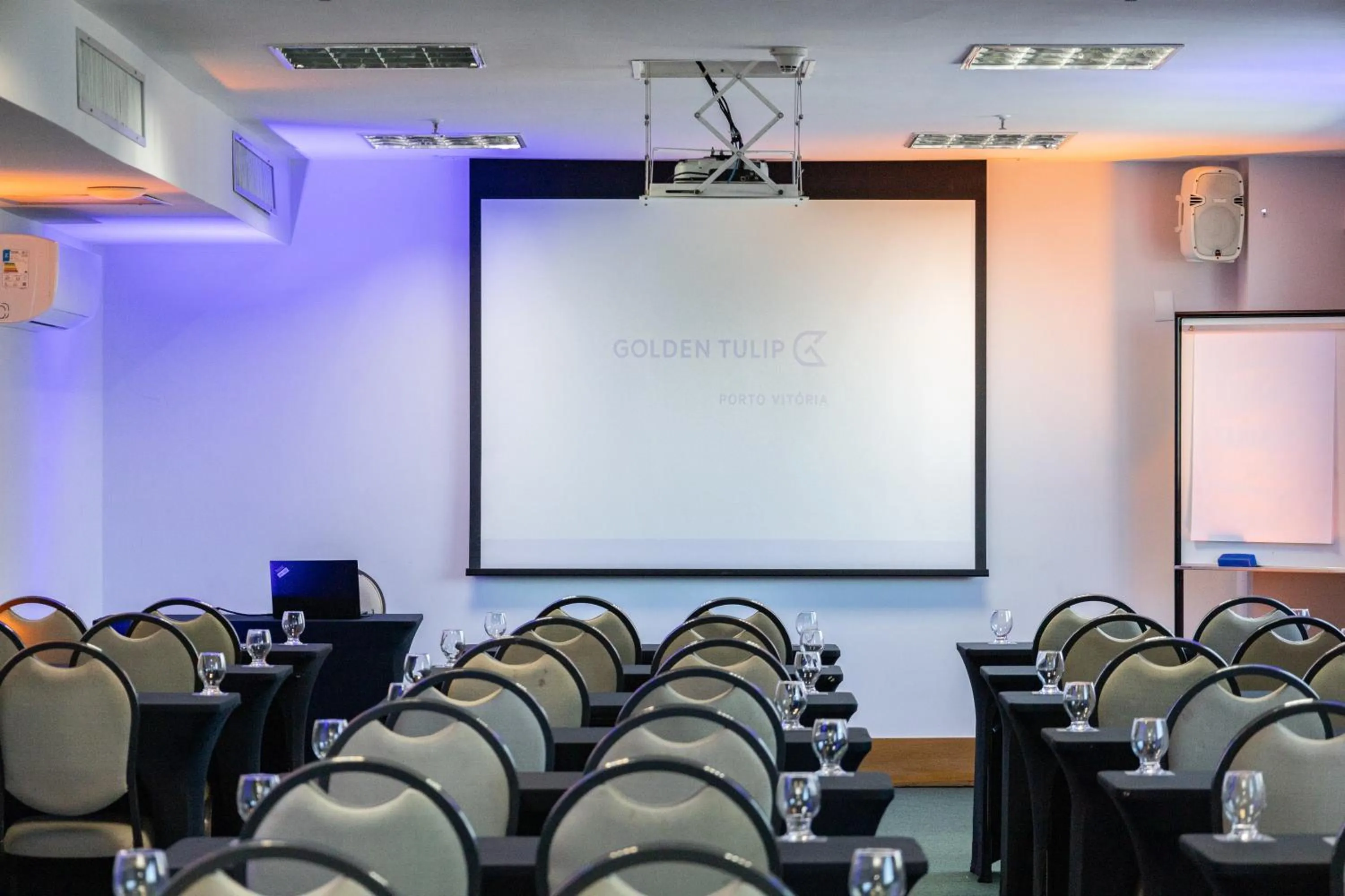 Meeting/conference room in Golden Tulip Porto Vitória