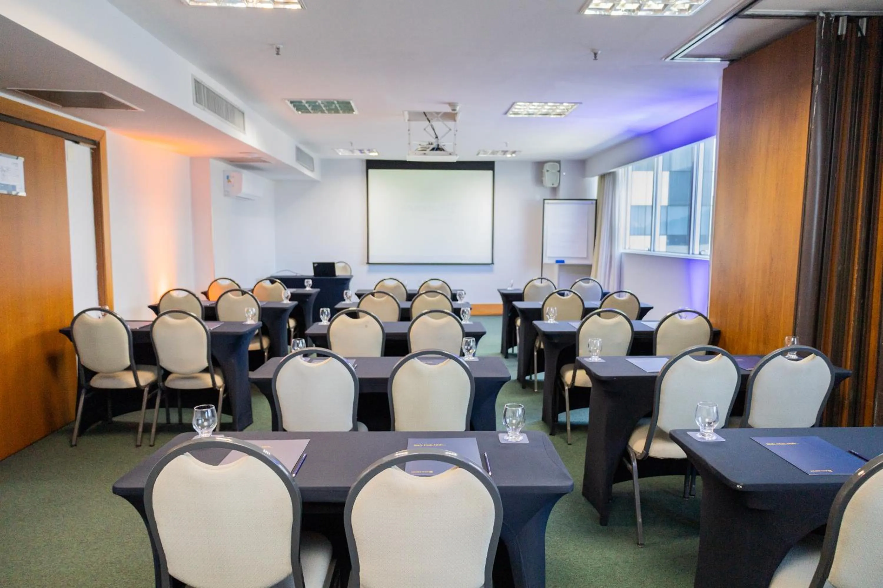 Meeting/conference room in Golden Tulip Porto Vitória