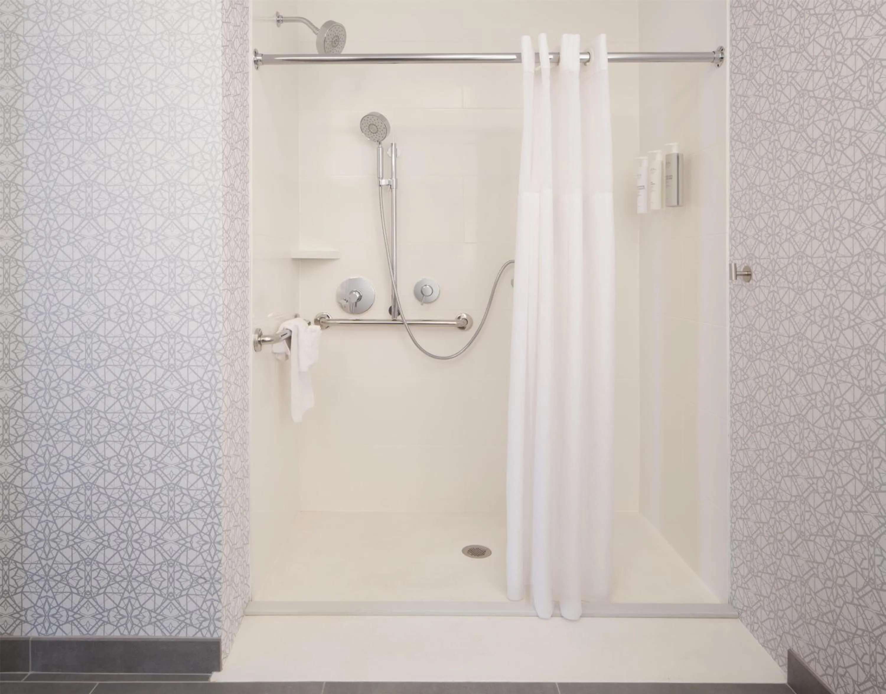 Bathroom in Hampton Inn & Suites Cleveland-Mentor