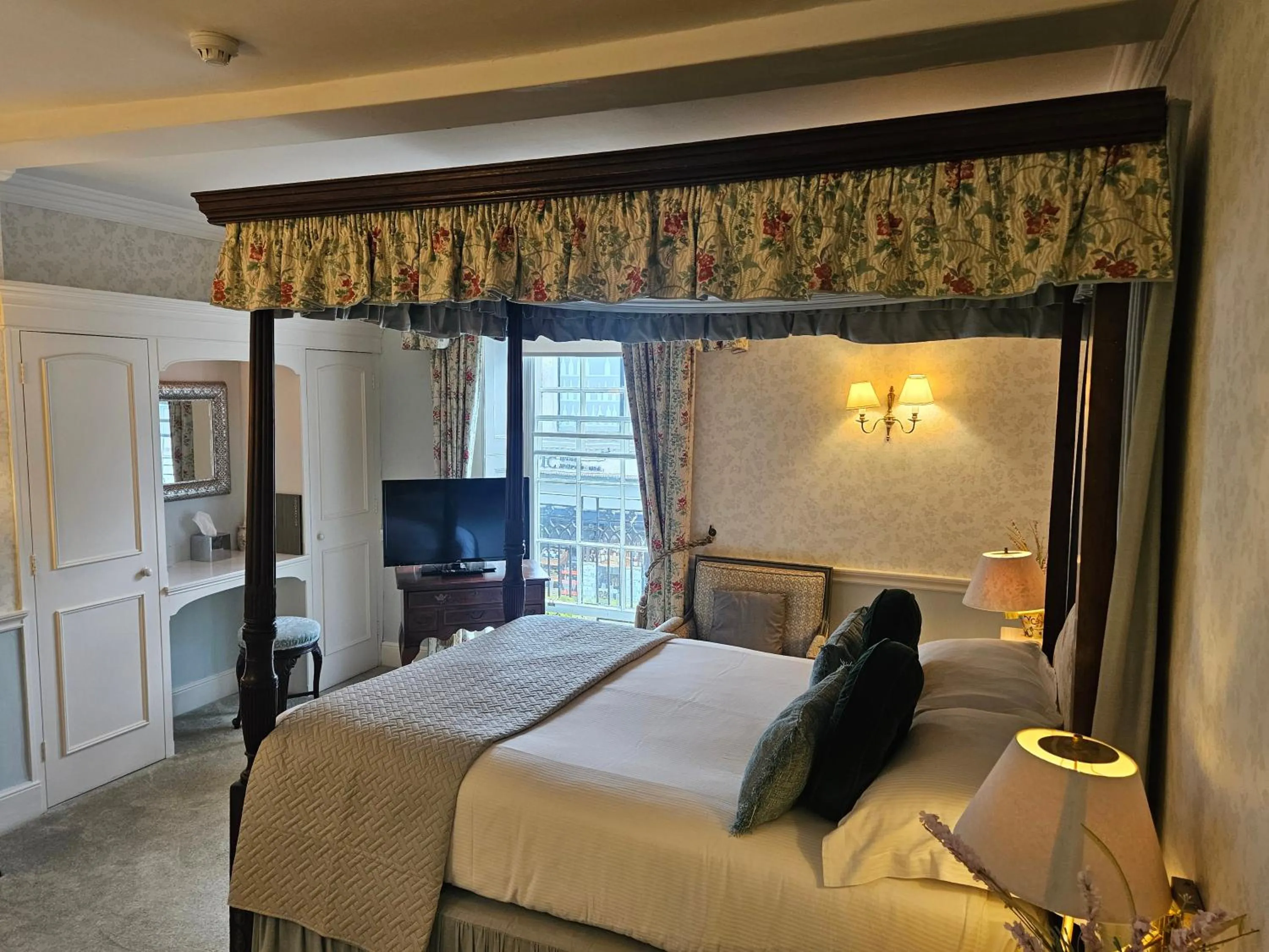 Photo of the whole room, Bed in The Casterbridge