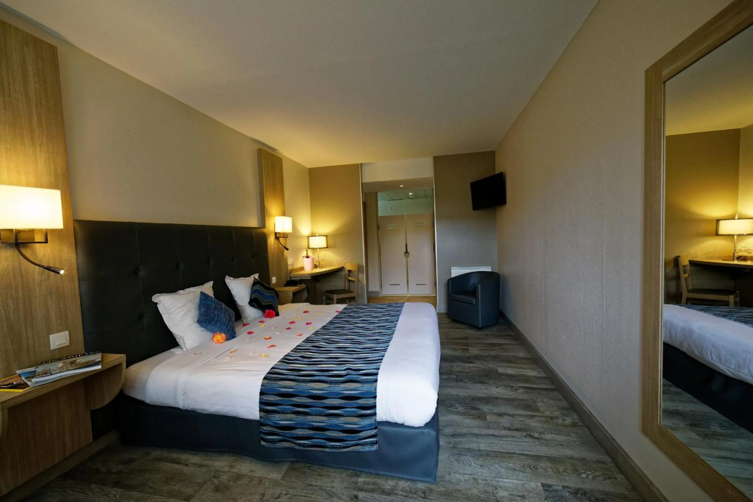 Photo of the whole room, Bed in Logis Auberge Des Moissons