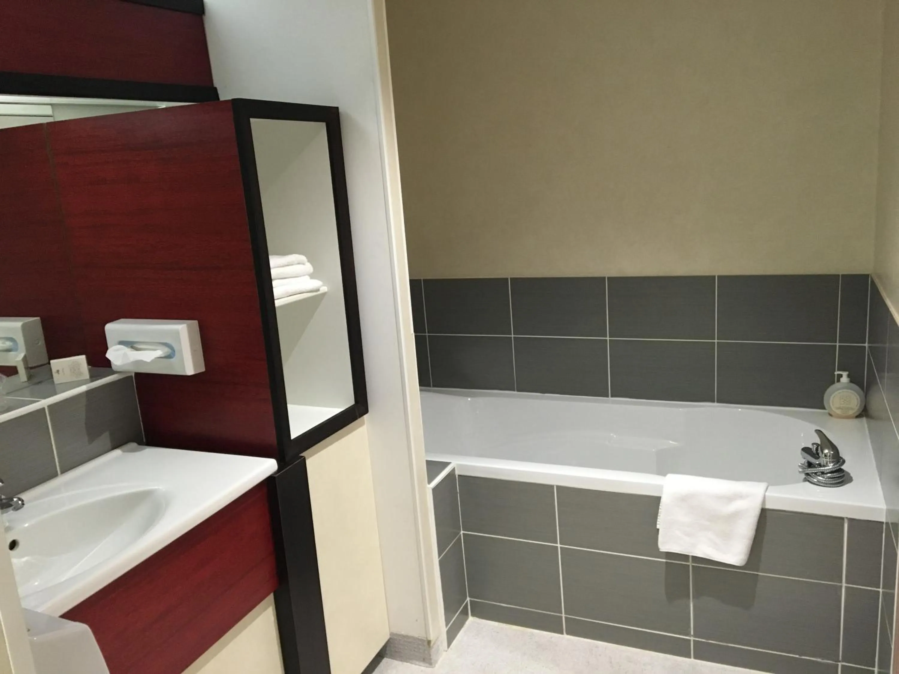 Bathroom in Logis Auberge Des Moissons