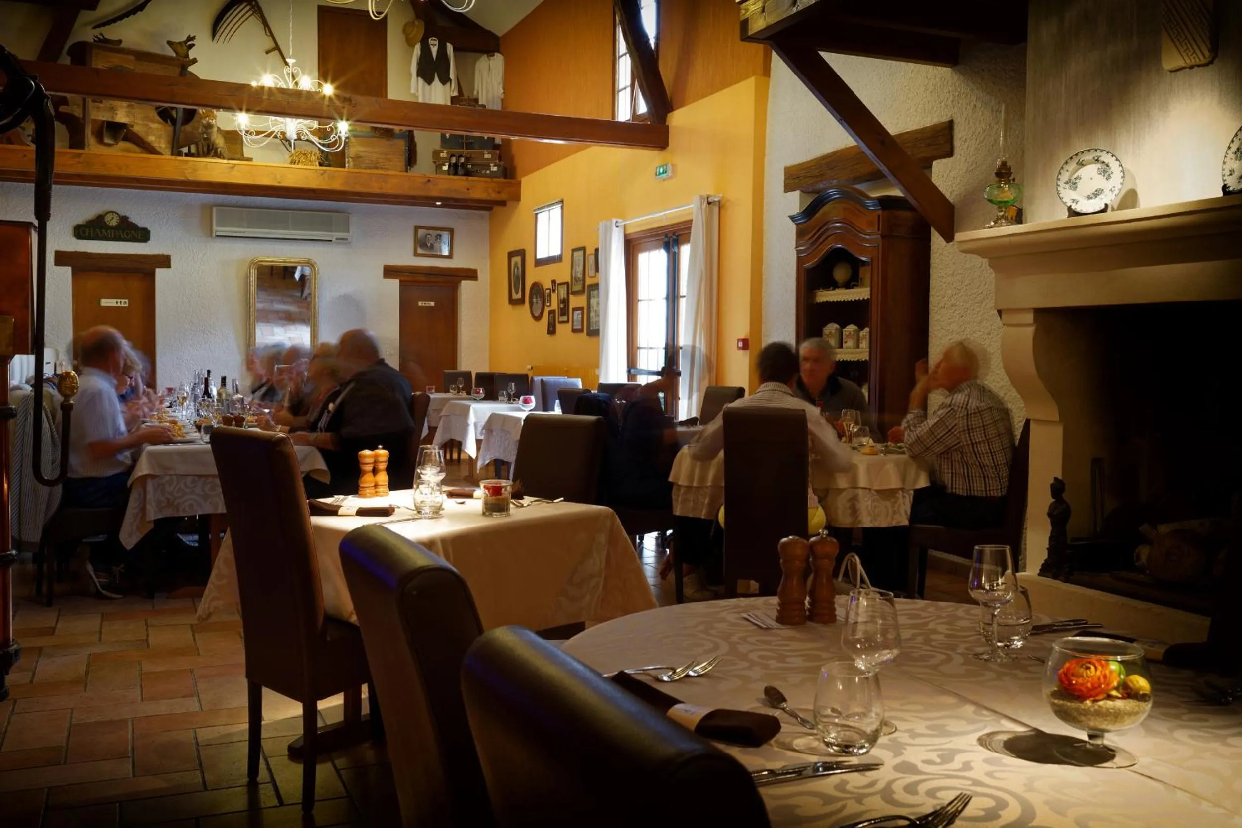 Restaurant/places to eat in Logis Auberge Des Moissons