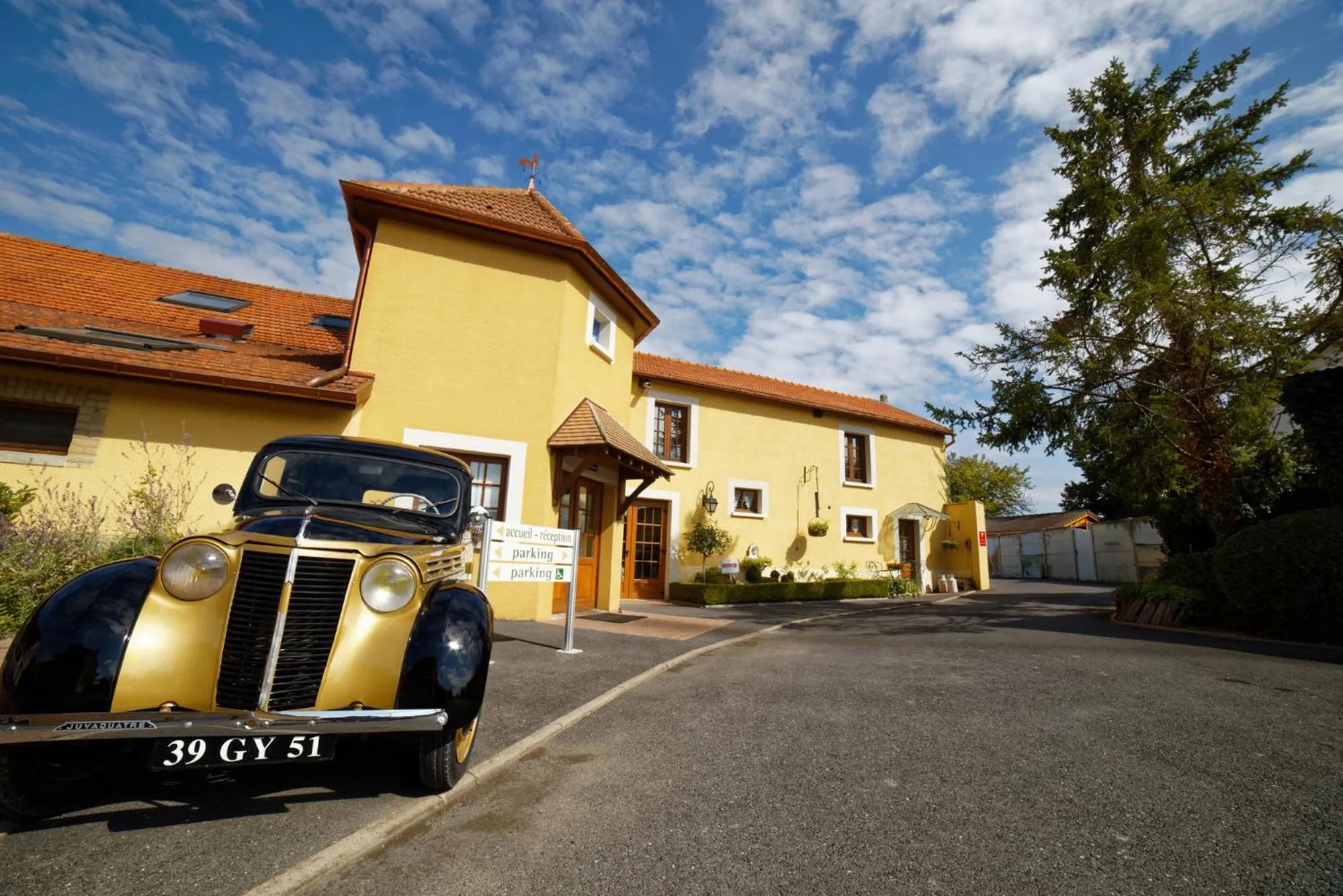 Parking in Logis Auberge Des Moissons
