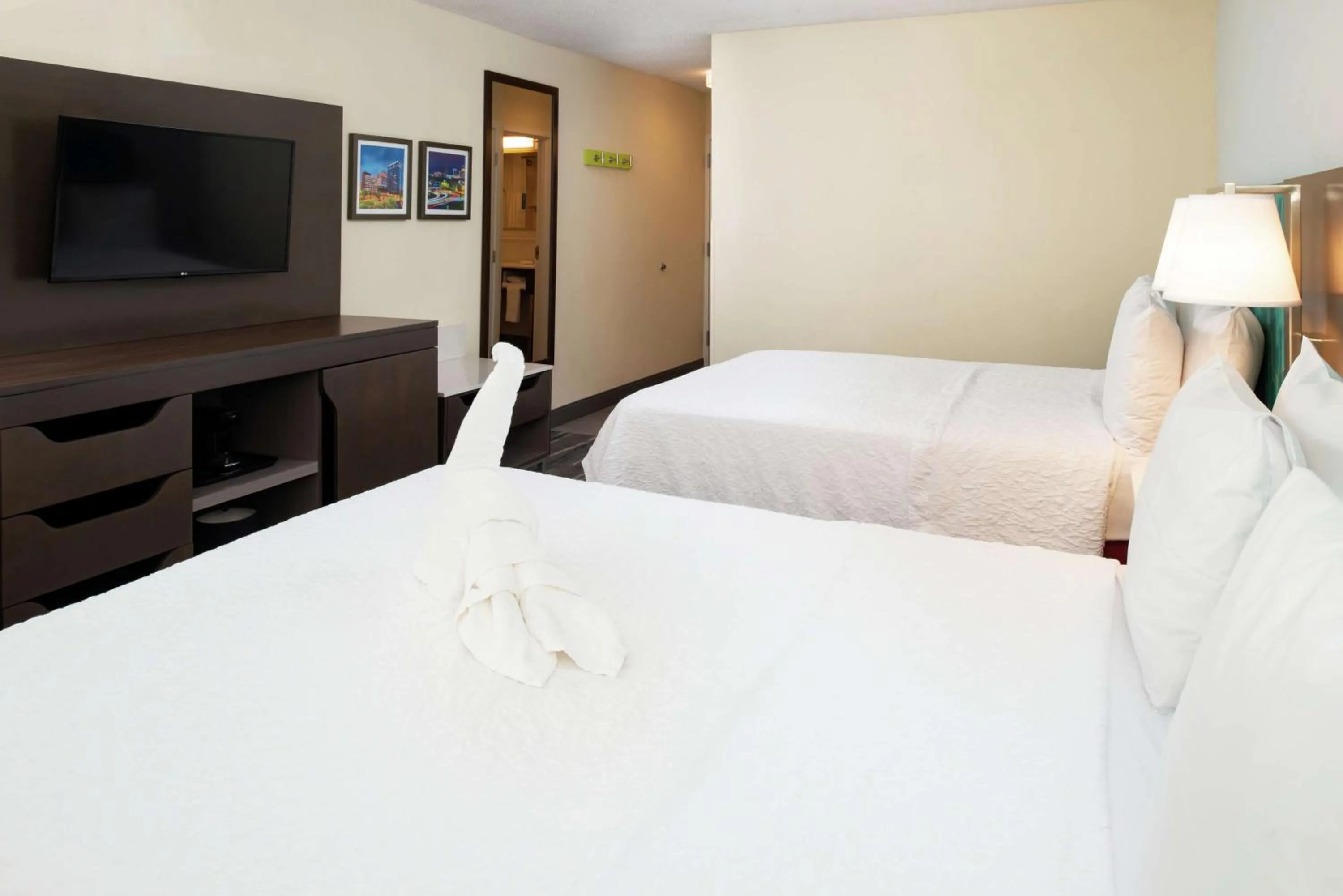 Bedroom, Bed in Hampton Inn Greensboro Airport