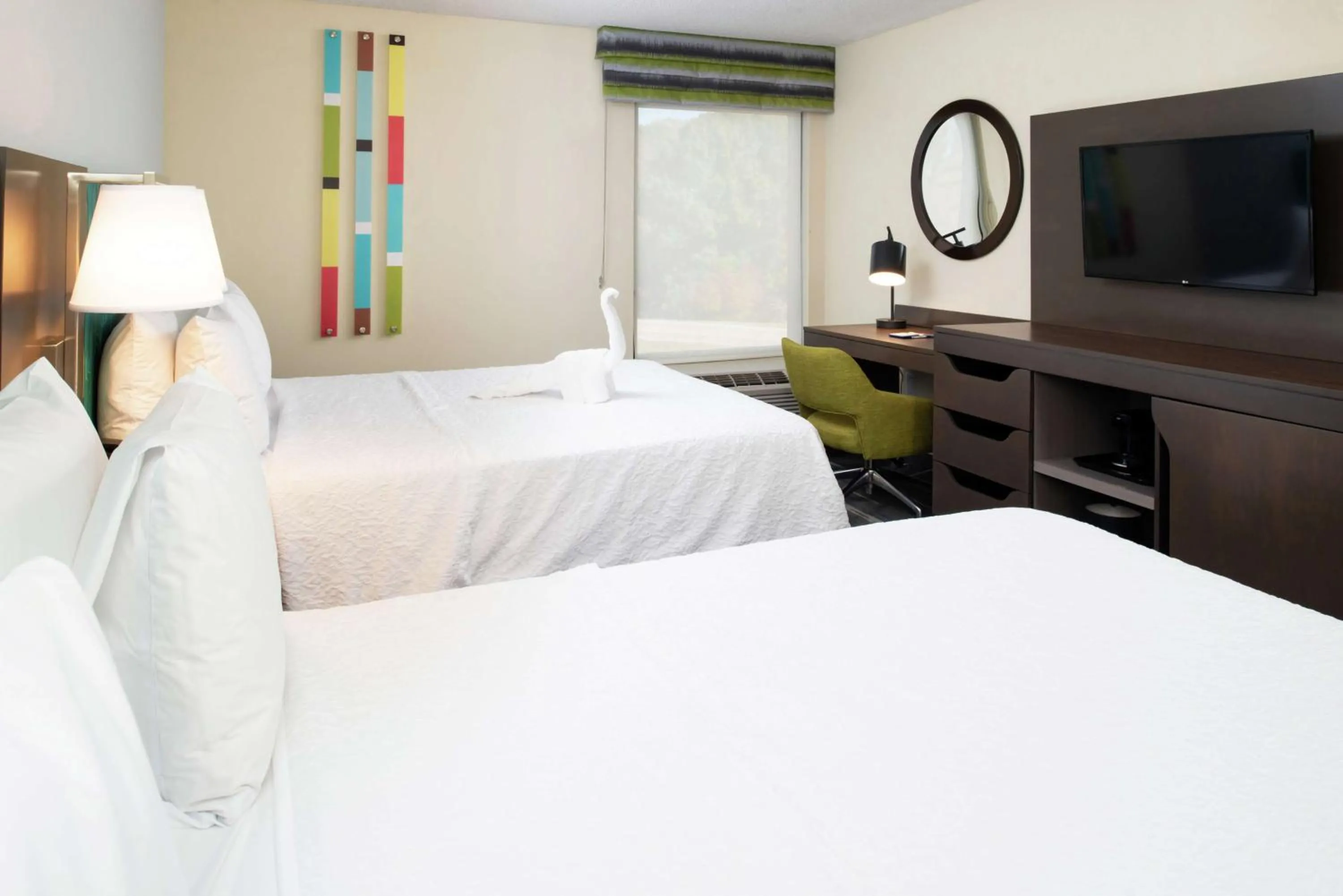 Bedroom, Bed in Hampton Inn Greensboro Airport