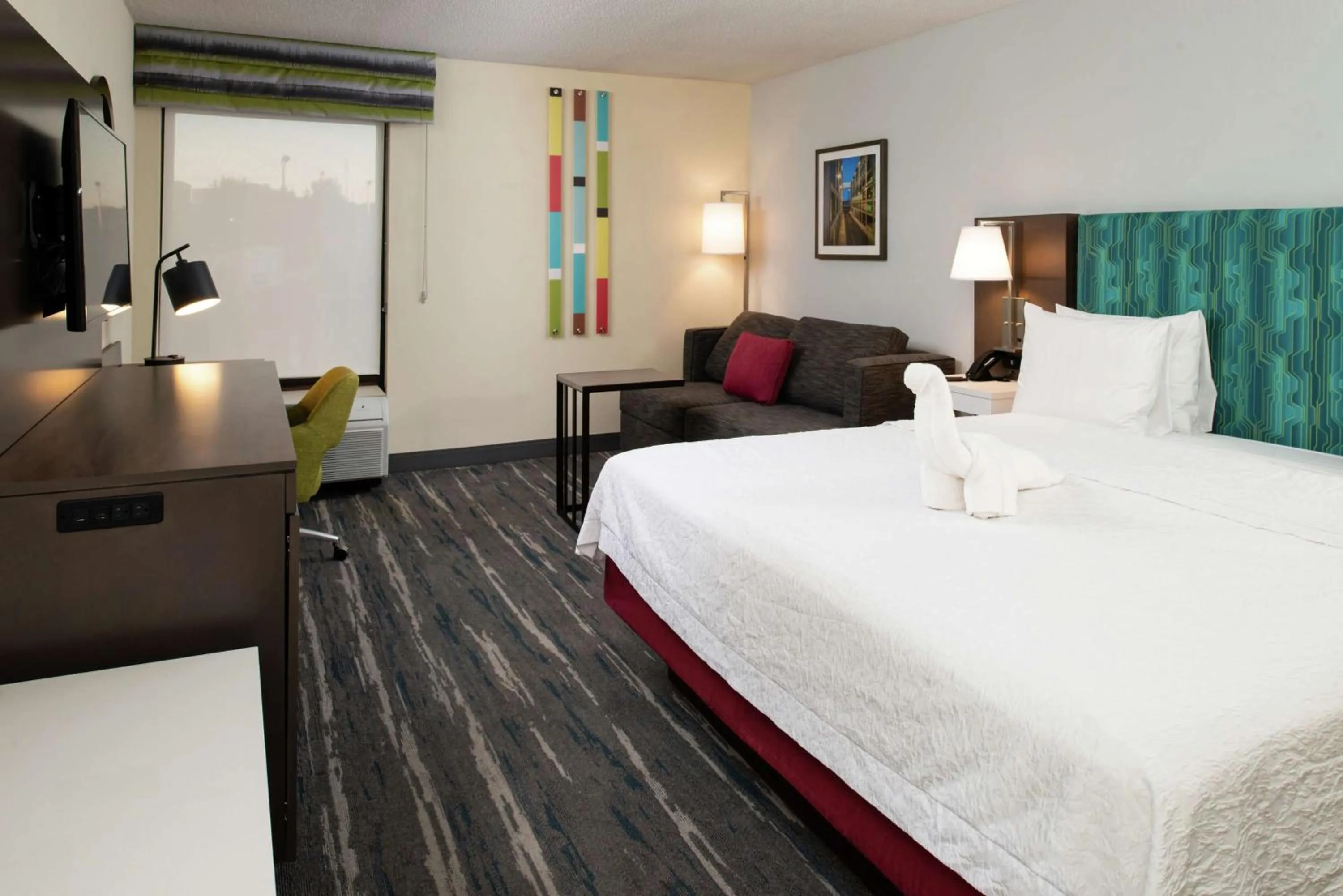 Bedroom, Bed in Hampton Inn Greensboro Airport