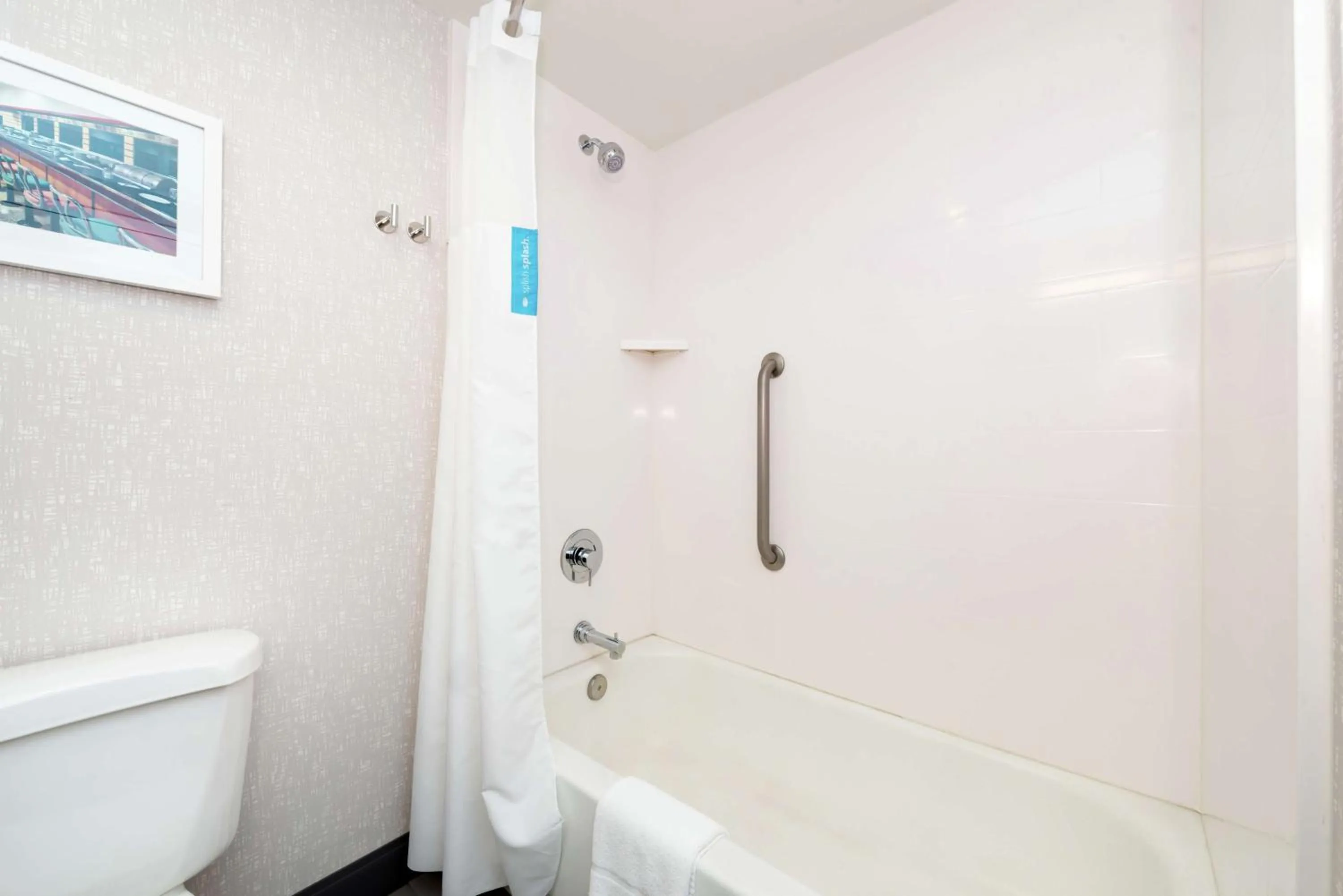 Bathroom in Hampton Inn Greensboro Airport