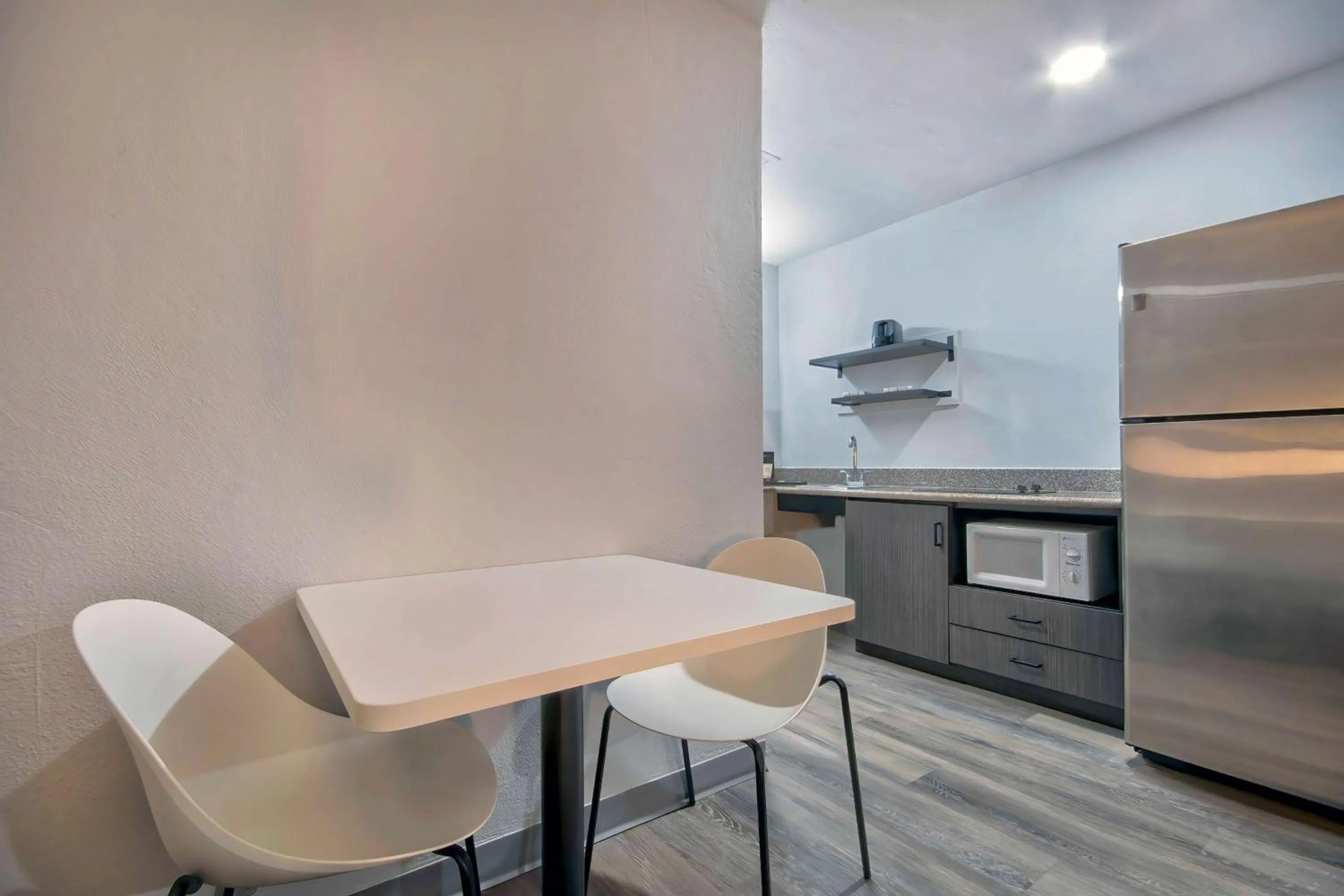 Photo of the whole room in Studio 6 - Texas City, TX